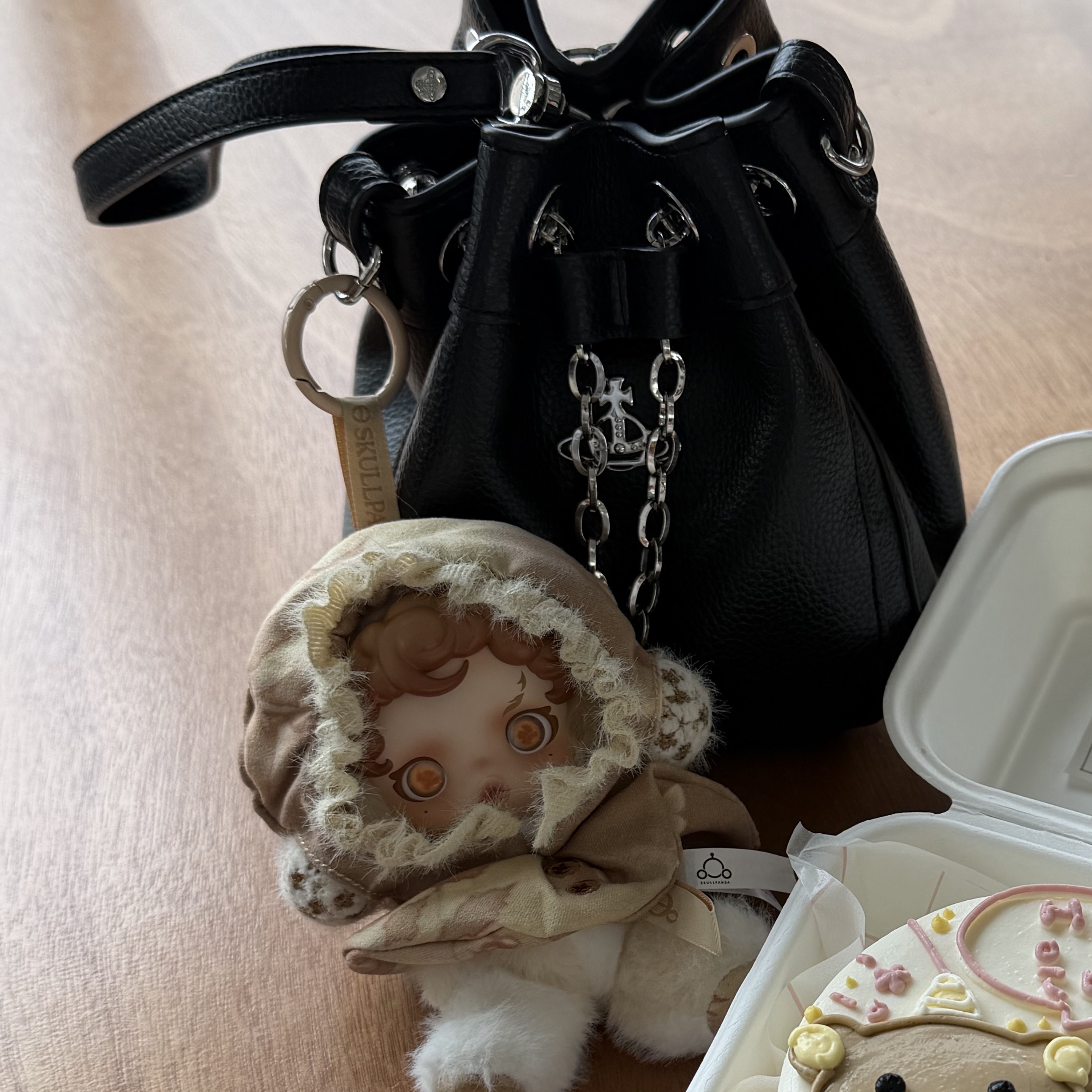 Vivienne Westwood Chrissy Small Bucket Bag Black, Pop Mart Skullpanda L’Impressionnisme Series Plush Doll Amber (Opened Case) 착용 스타일 - 1