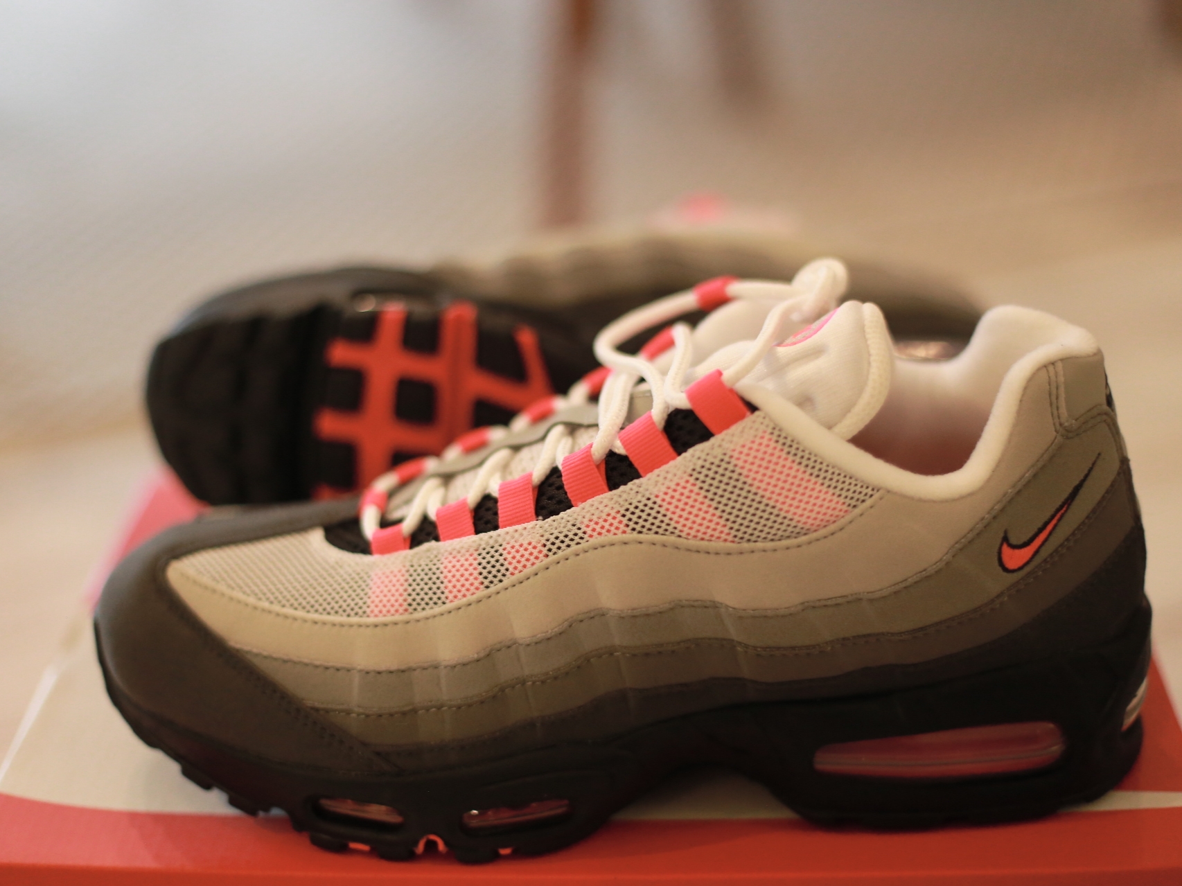 Nike Air Max 95 OG Medium Ash and Solar Red 착용 스타일 - 4