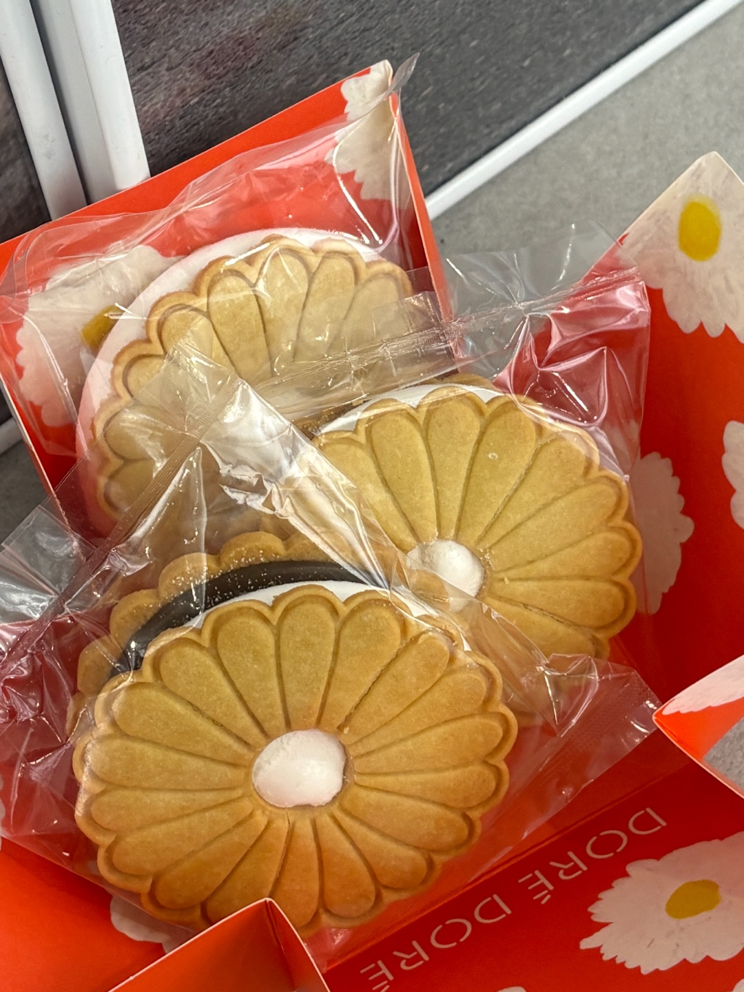 [KREAM 단독] DORÉ DORÉ Daisy Chocolate Marshmallow Cookie Set 착용 스타일 - 2