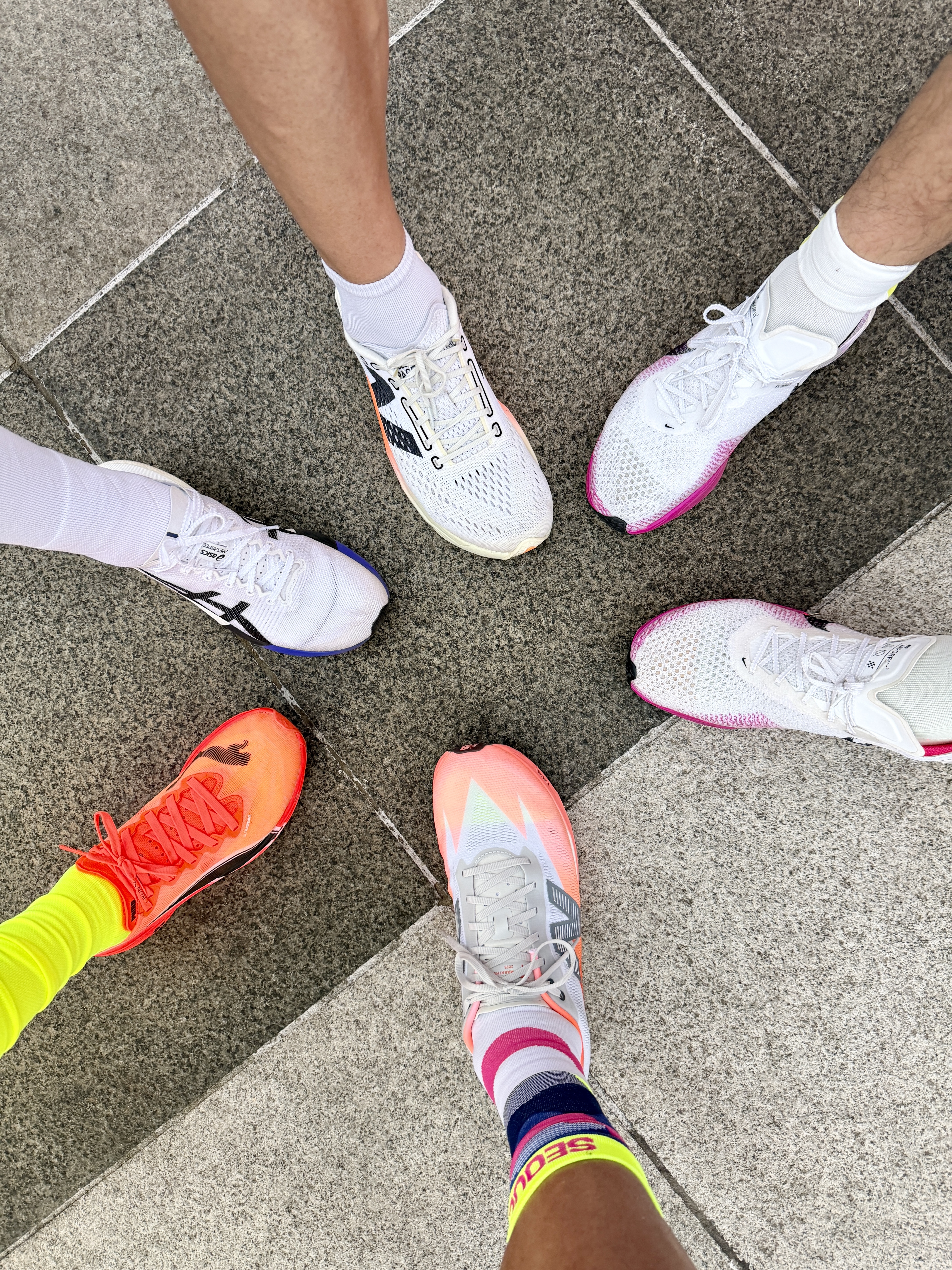 Asics Metaspeed Edge Tokyo White Cobalt Burst, Nike ZoomX Vaporfly Next% 3 White Vivid Purple 착용 스타일 - 1