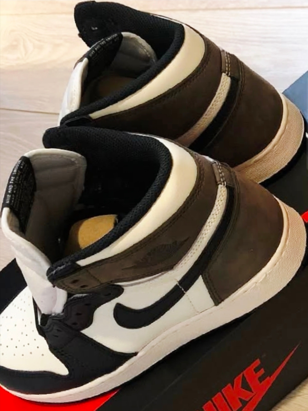 (GS) Jordan 1 Retro High OG Black Mocha 착용 스타일