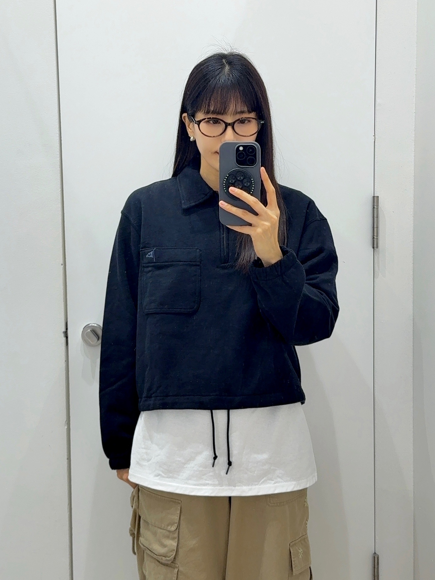 (W) Uniqlo x JW Anderson Half Zip Sweatshirt Black, Fritur Kyoto Cargo Pants Beige_F251PT01 착용 스타일 - 3