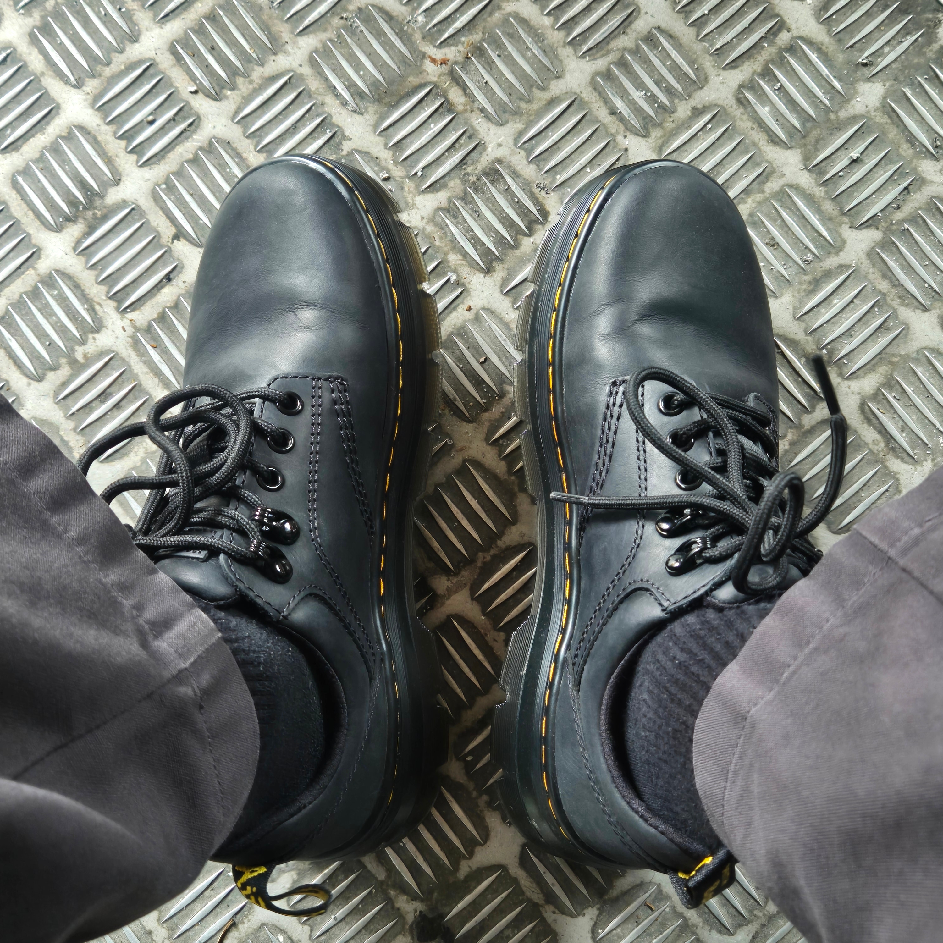 Dr. Martens Reeder Wyoming Leather Utility Shoes Black 착용 스타일 - 2