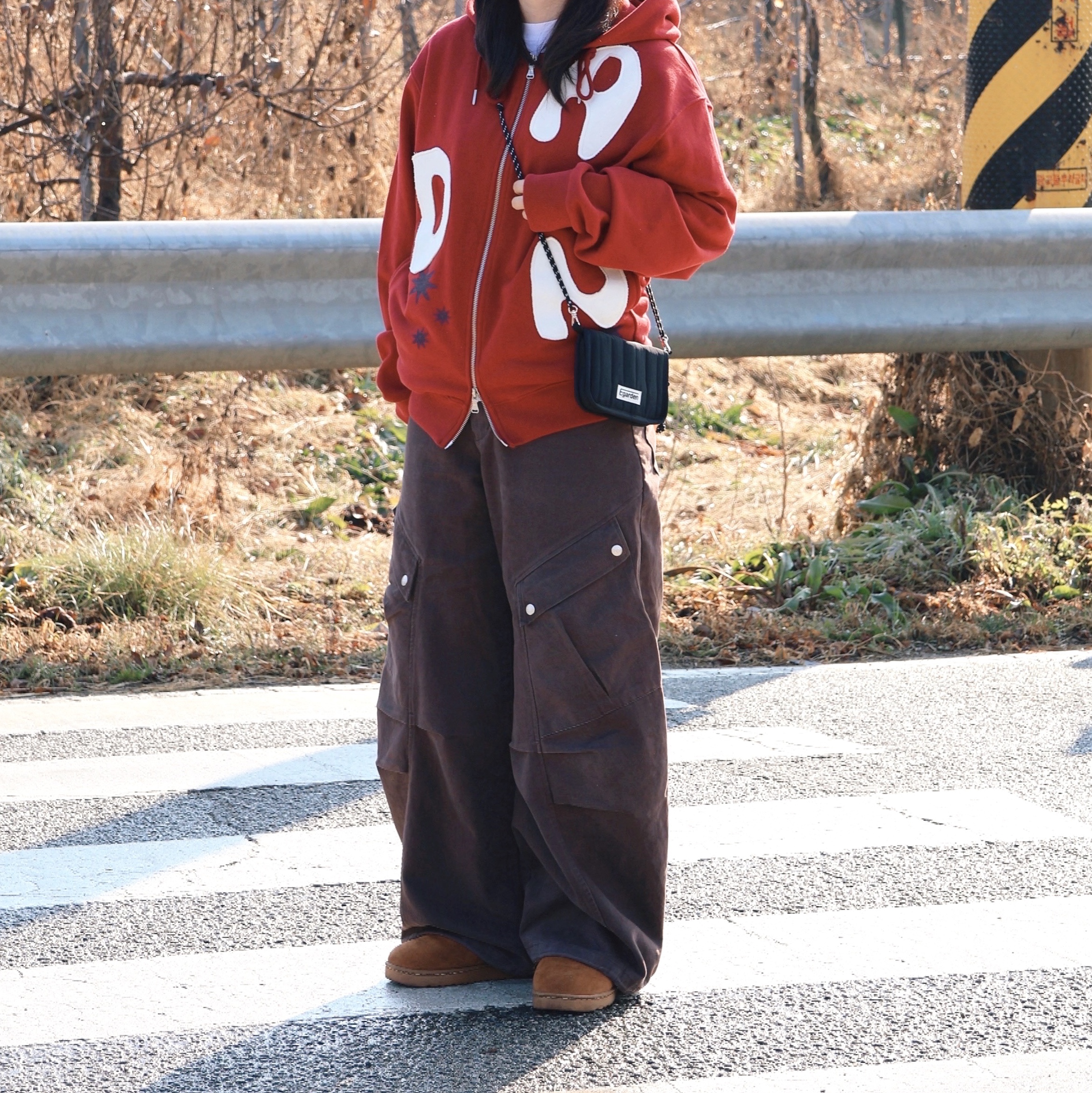 DANDEL Type Applique Hoodie Zip-Up Red, DANDEL Studded Pin-Tuck Cargo Pants Brown 착용 스타일