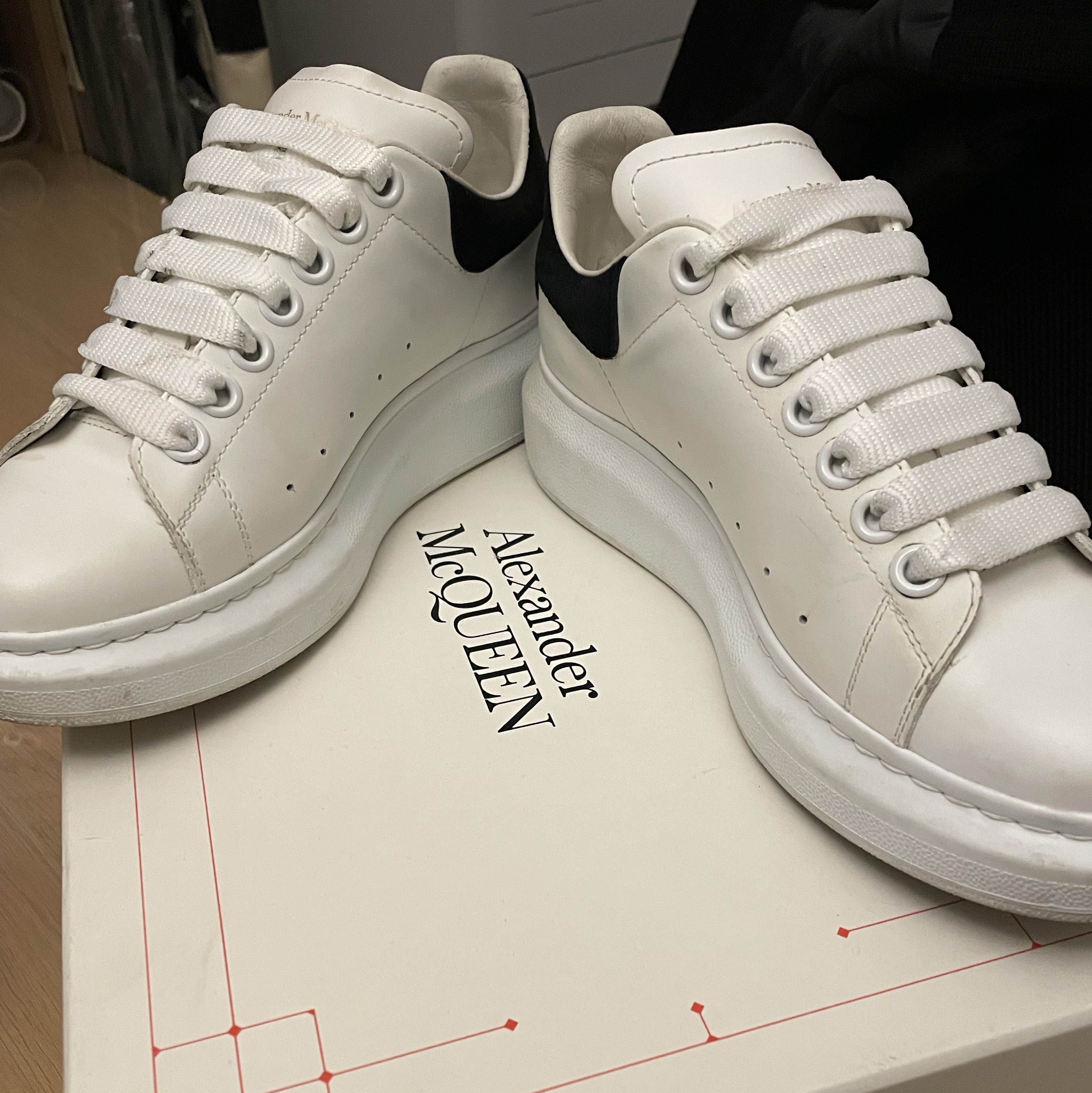 (W) Alexander McQueen Oversized Sneakers White Black 착용 스타일