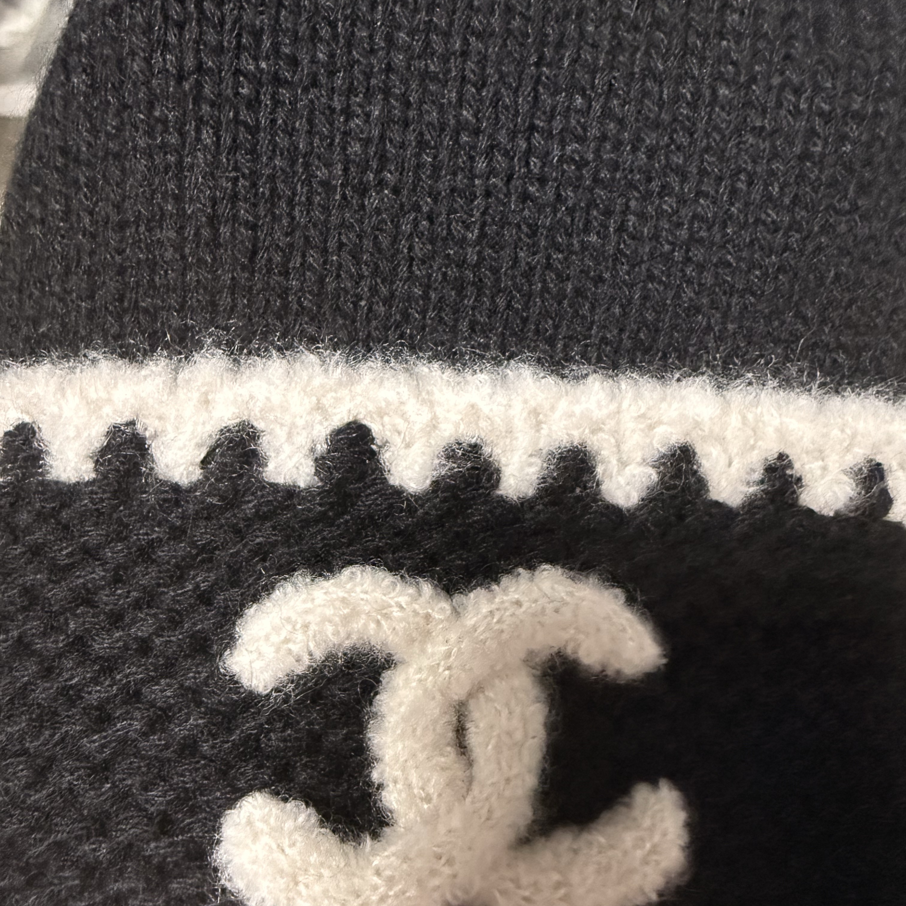 Chanel Beanie Cashmere & Black White 착용 스타일 - 1