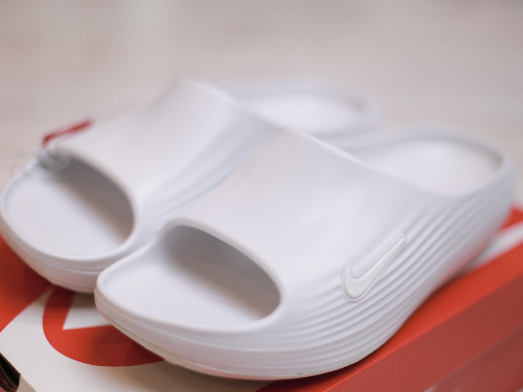Nike ReactX Rejuven8 Slide Summit White 착용 스타일 - 2