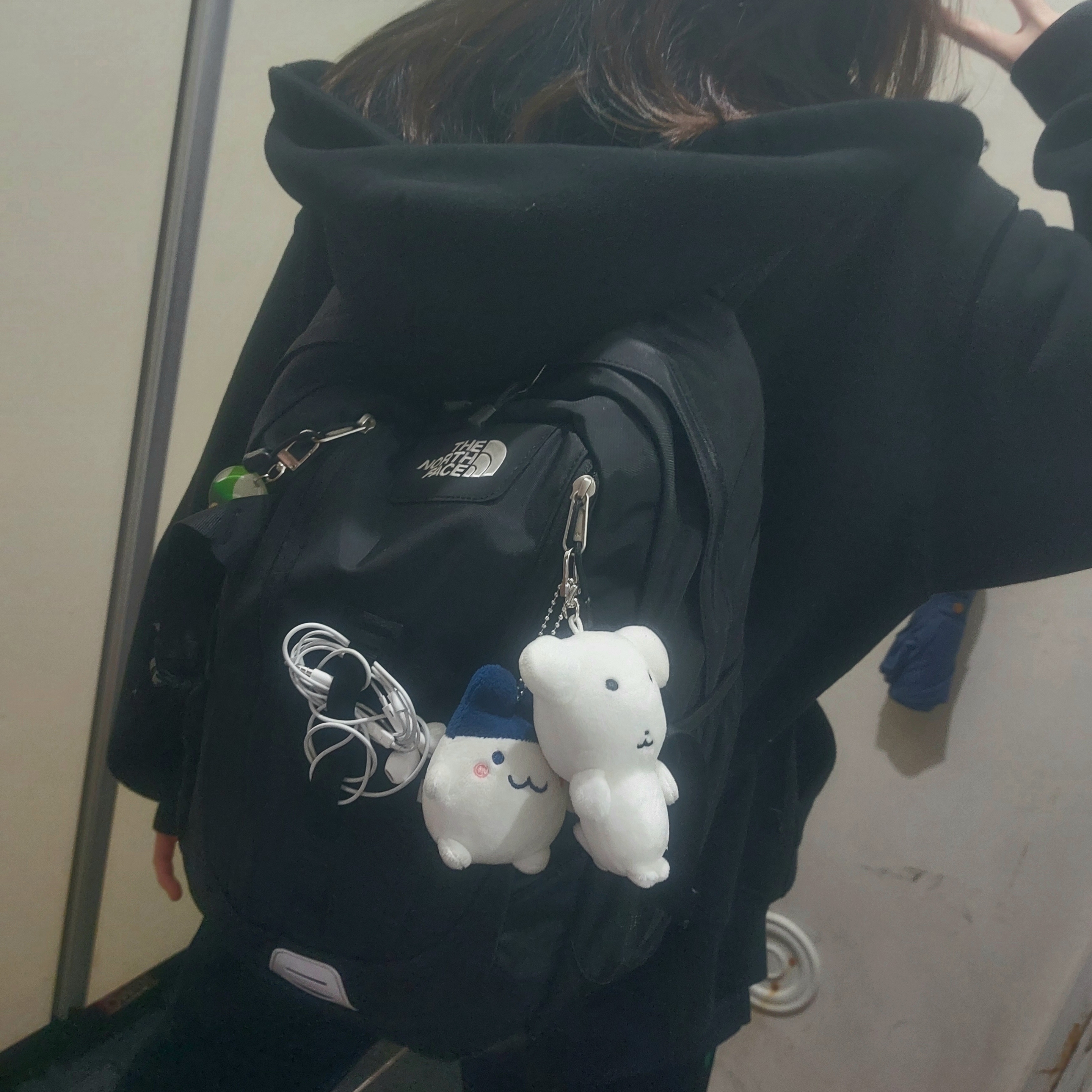 The North Face Mini Shot Black 착용 스타일