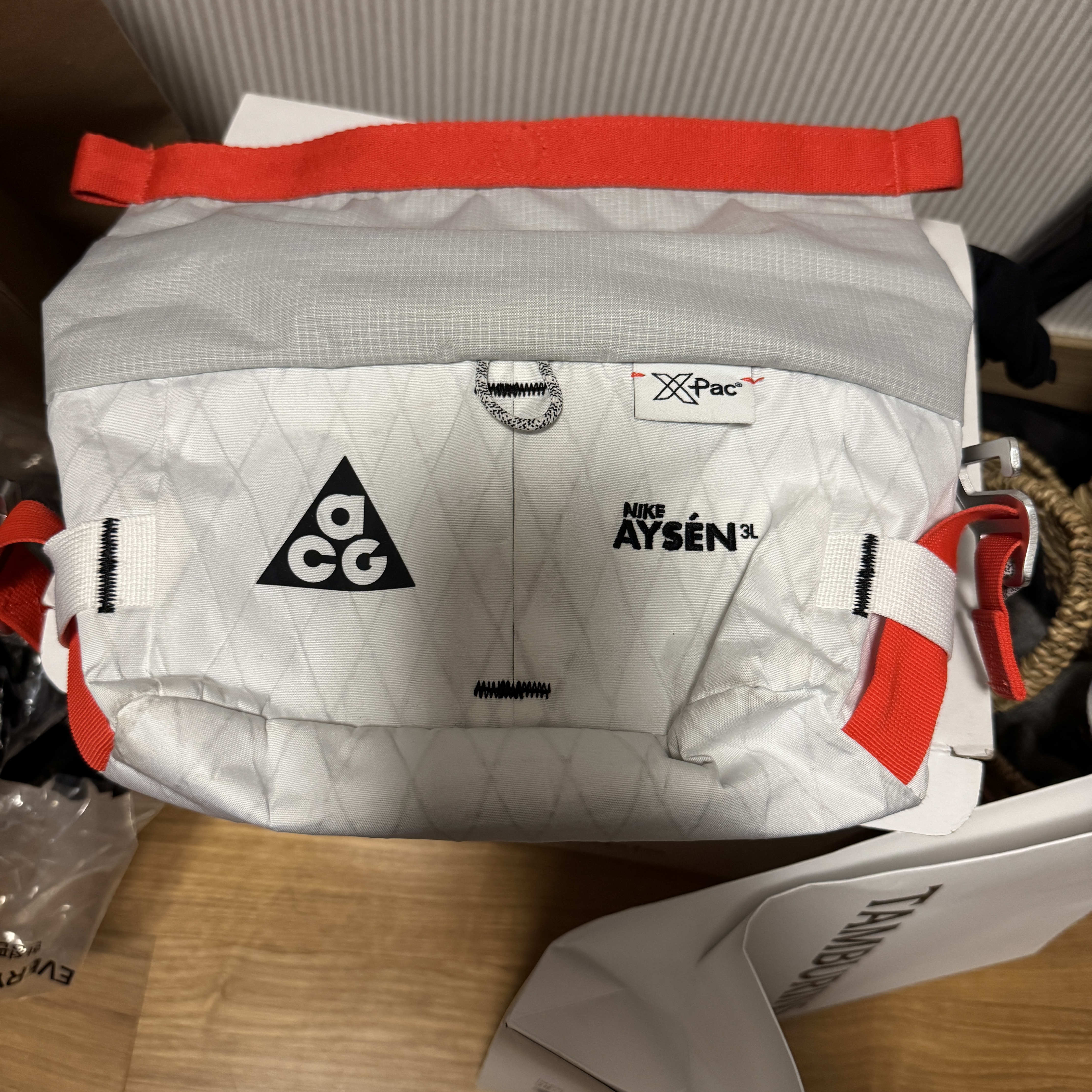 Nike ACG Aisen Penny Pack 3L White Photon Dust 착용 스타일