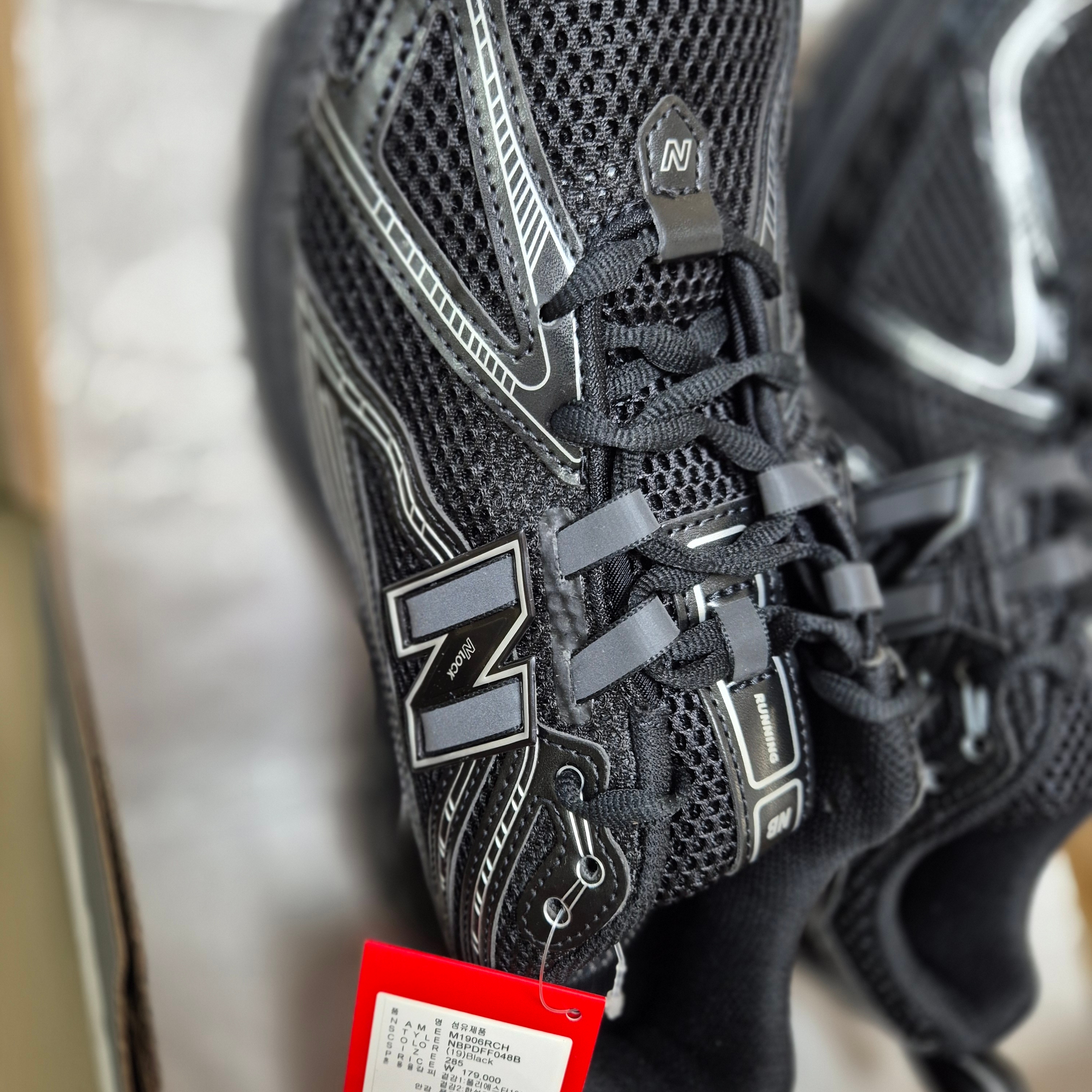 New Balance 1906R Black Silver Metallic 착용 스타일 - 1