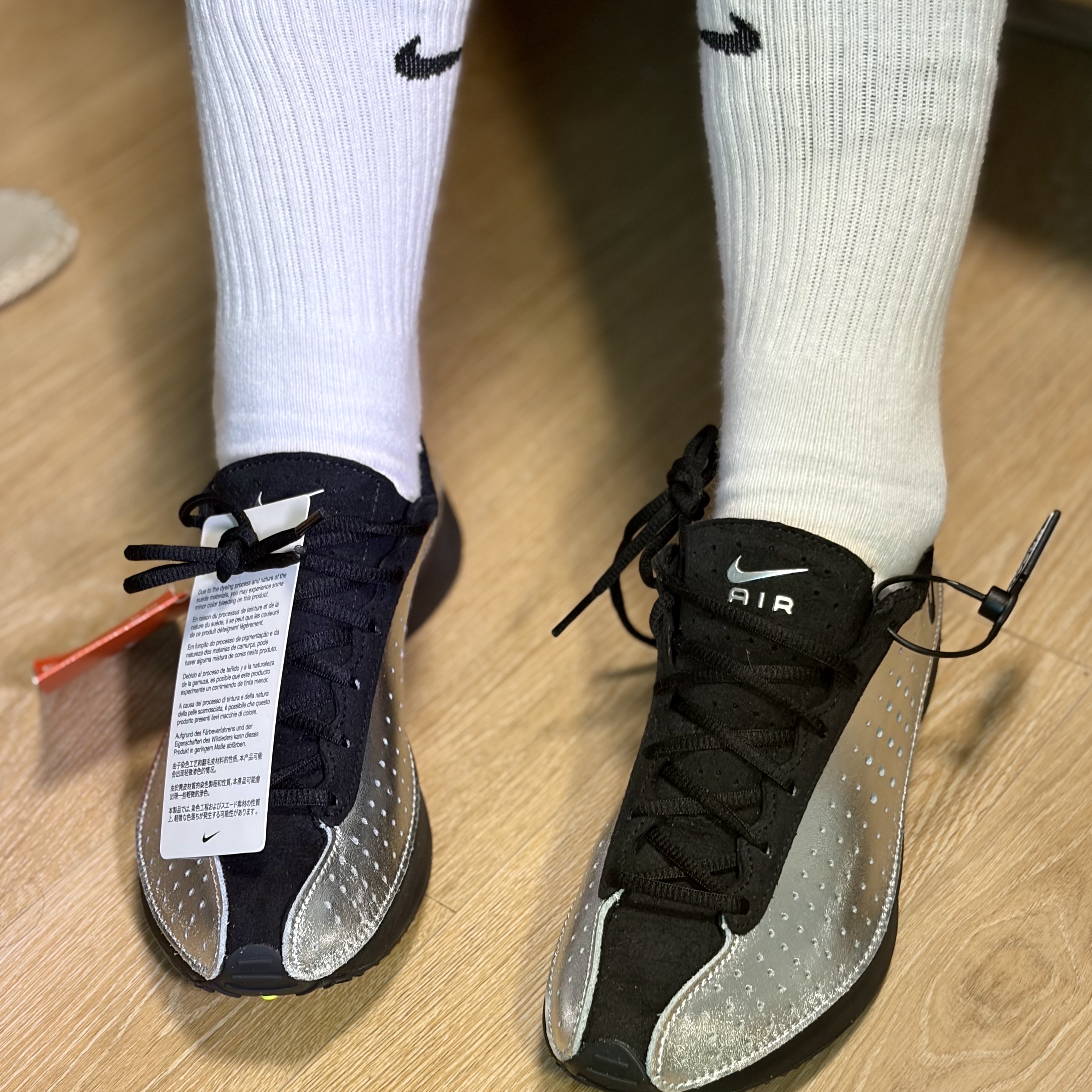 (W) Nike Air Superfly Metallic Silver and Black 착용 스타일 - 4