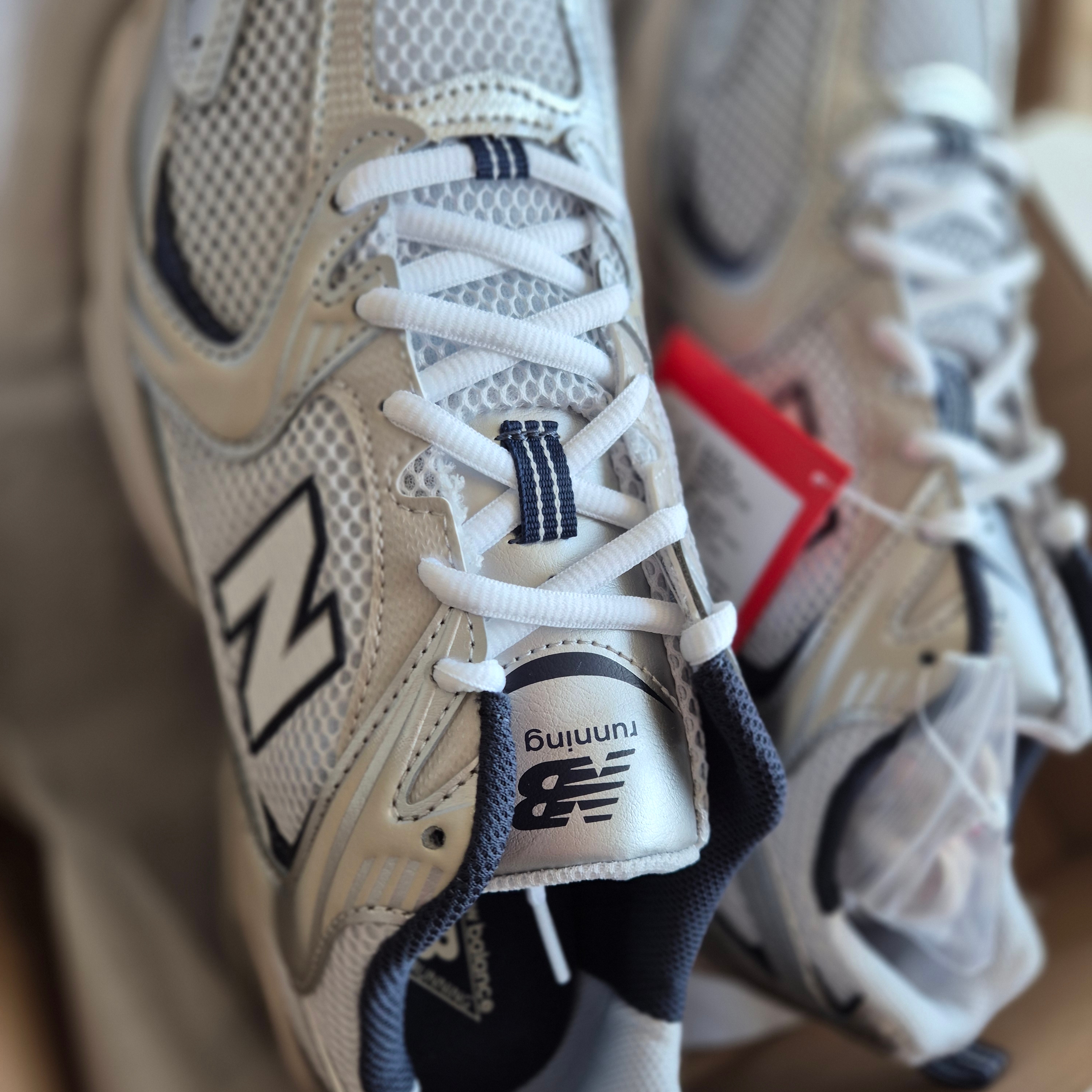 New Balance 530 Steel Grey 착용 스타일 - 1
