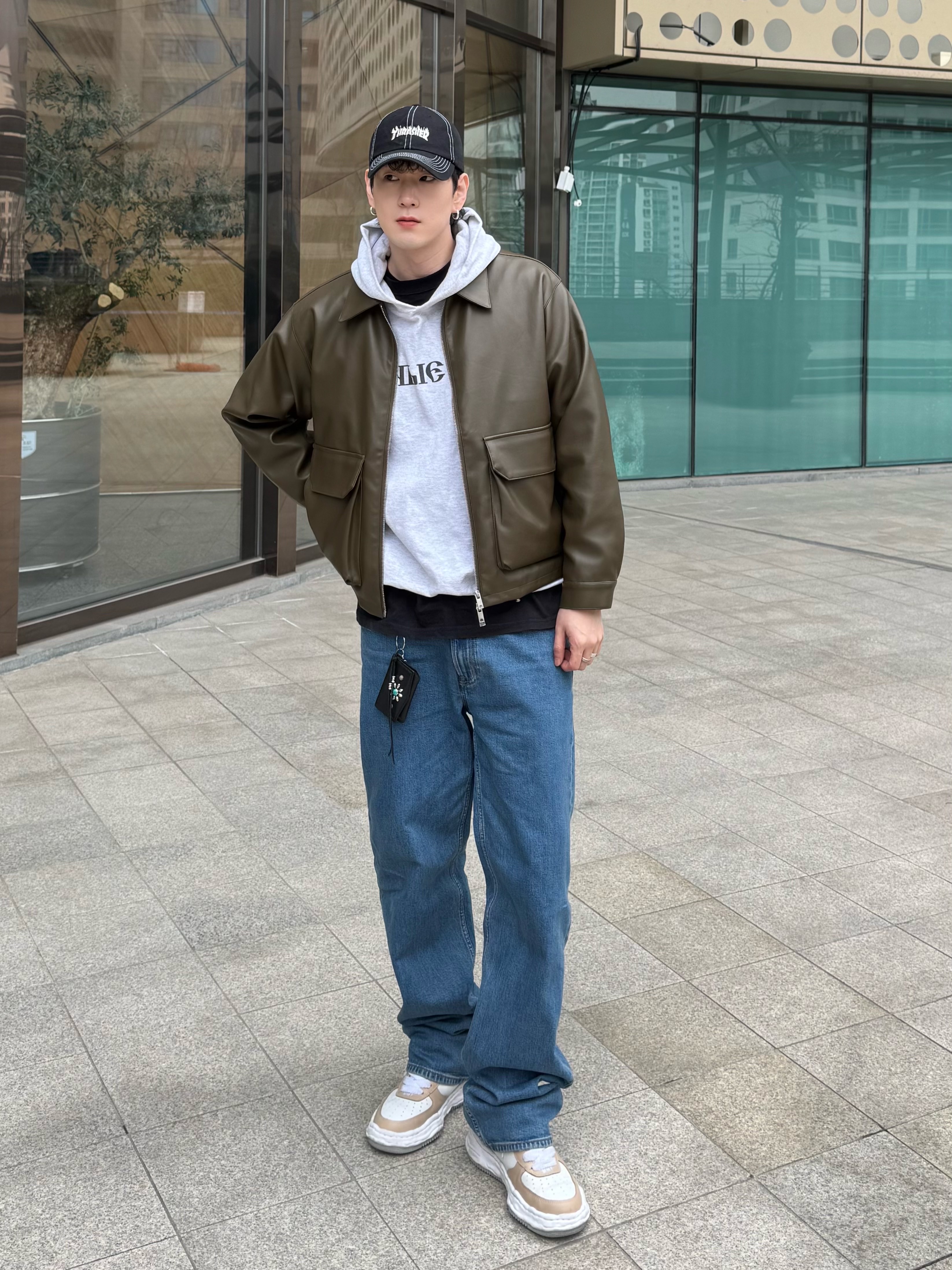 Maison Mihara Yasuhiro Wayne OG Sole Leather Low-top Sneakers Beige White, Yeezy x Gosha Rubchinskiy YZY Black Dogs Hoodie Heather Grey 착용 스타일 - 1