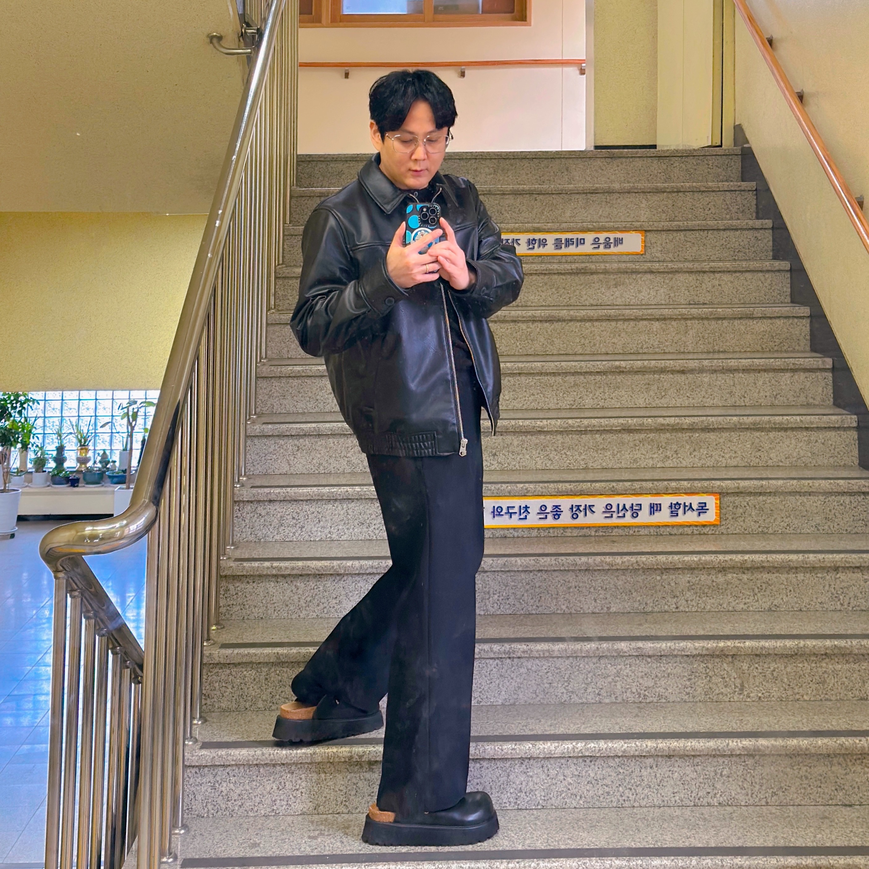 Zara Leather Effect Bomber Jacket Black 착용 스타일 - 1