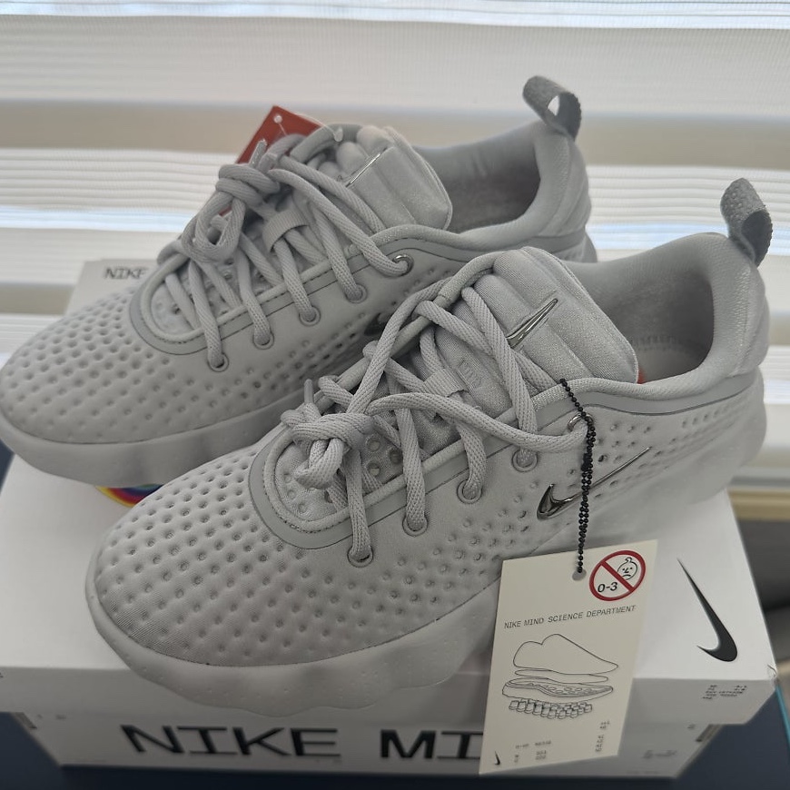 Nike Mind 002 Light Smoke Grey Photon Dust 착용 스타일