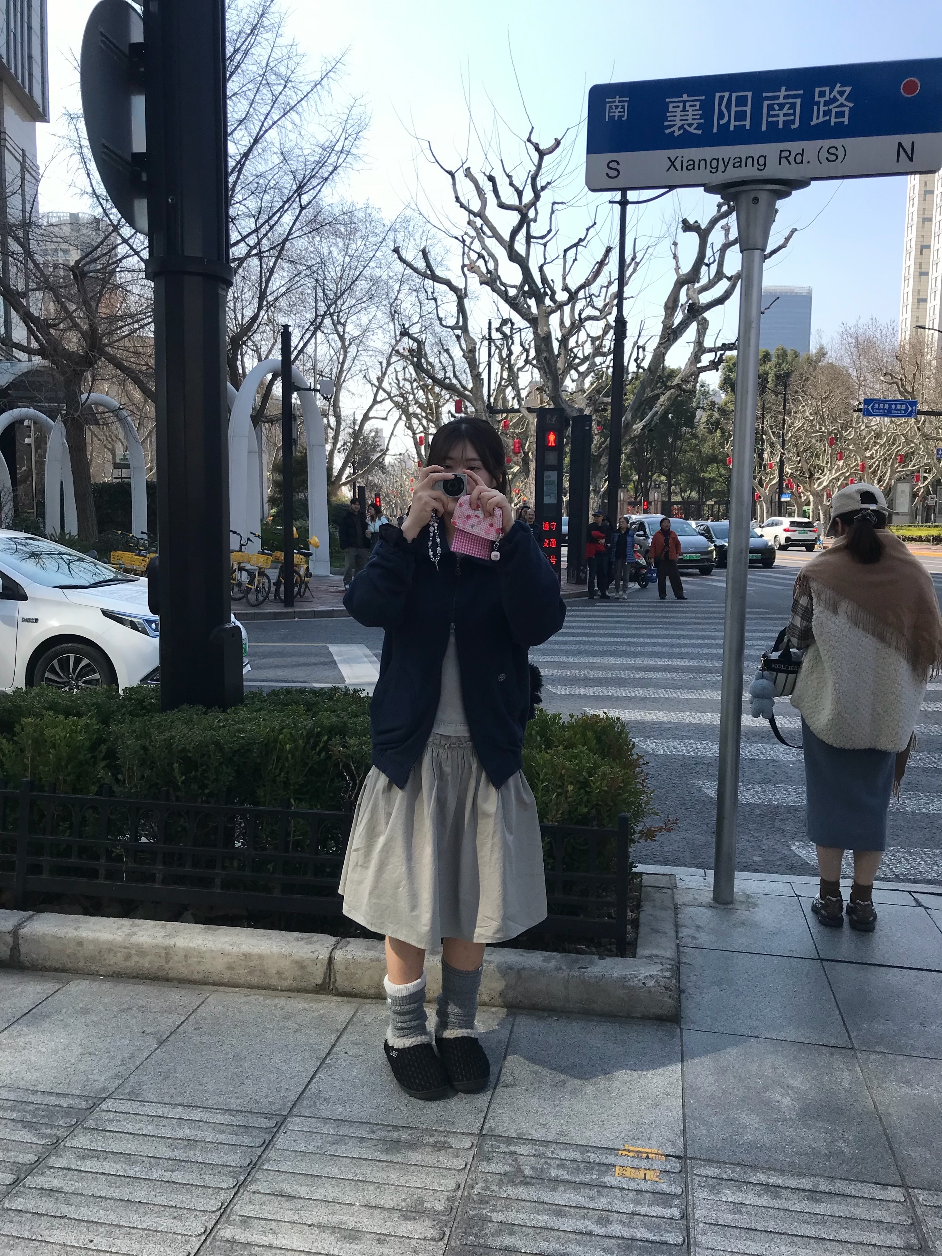 COYSEIO 2Way Shirring One Piece Light Khaki, COYSEIO Mori Knee Socks Charcoal 착용 스타일