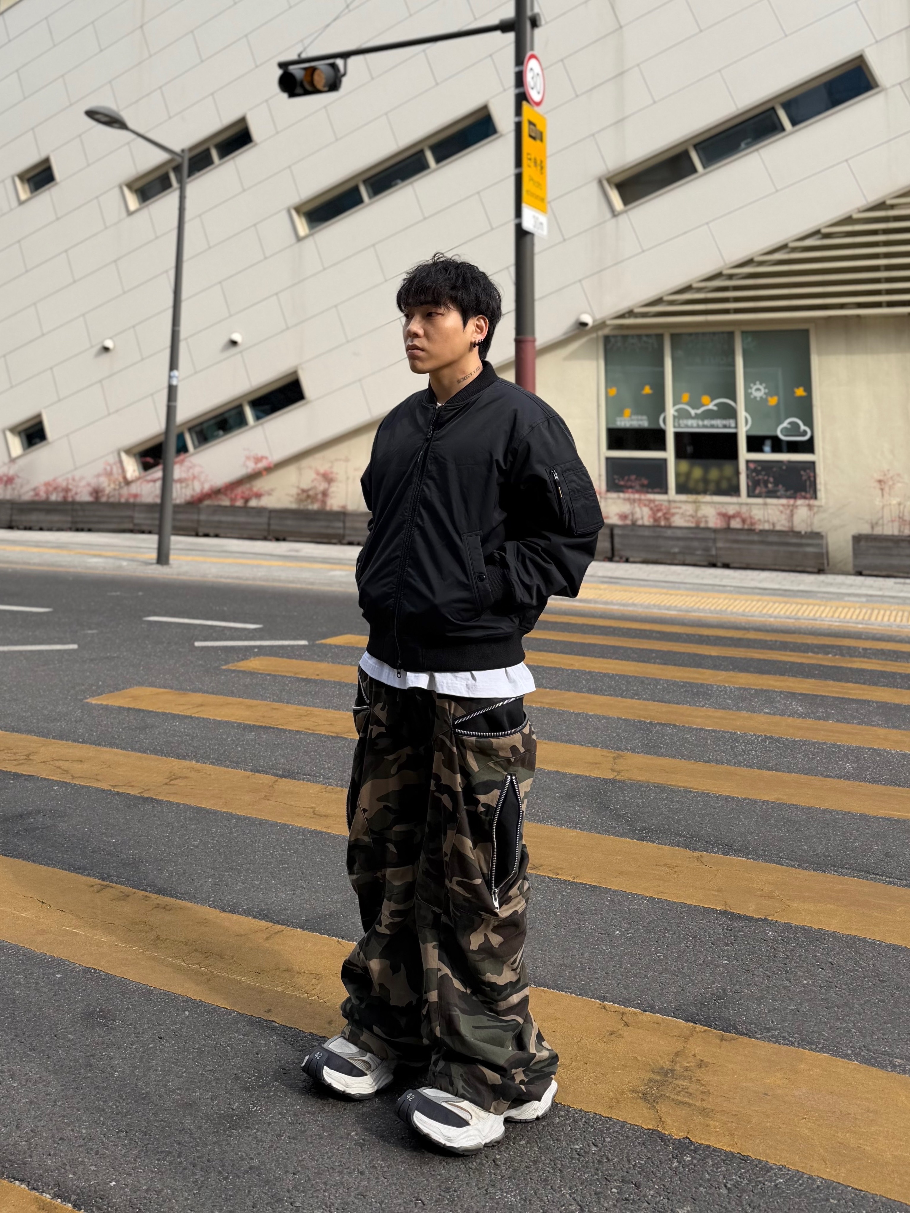 [KREAM 단독] ROARINGRAD Zipper Sagging Pants Nylon Ver. Black, Balenciaga Cargo Sneakers White Grey 착용 스타일 - 1