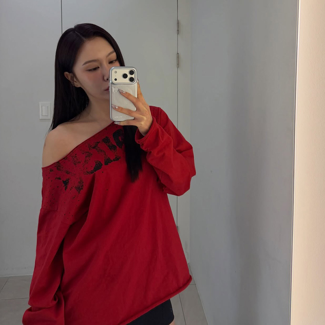 Thevinylhouse Loose Fit Unbalance LS Tee Red 착용 스타일