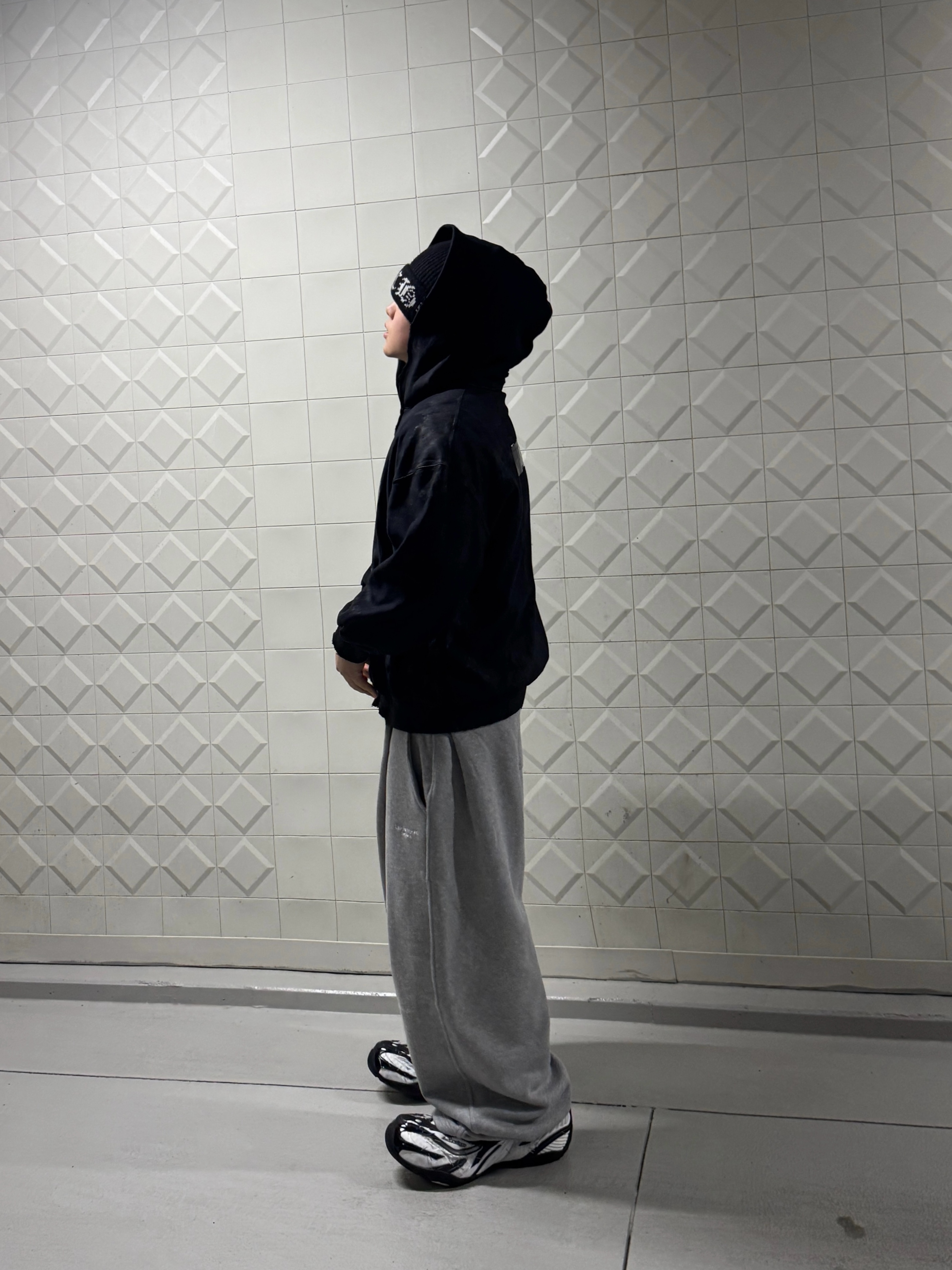 Undermycar Mu.161 Classic Logo Regular Fit Sweatpants Melange Gray 착용 스타일 - 1