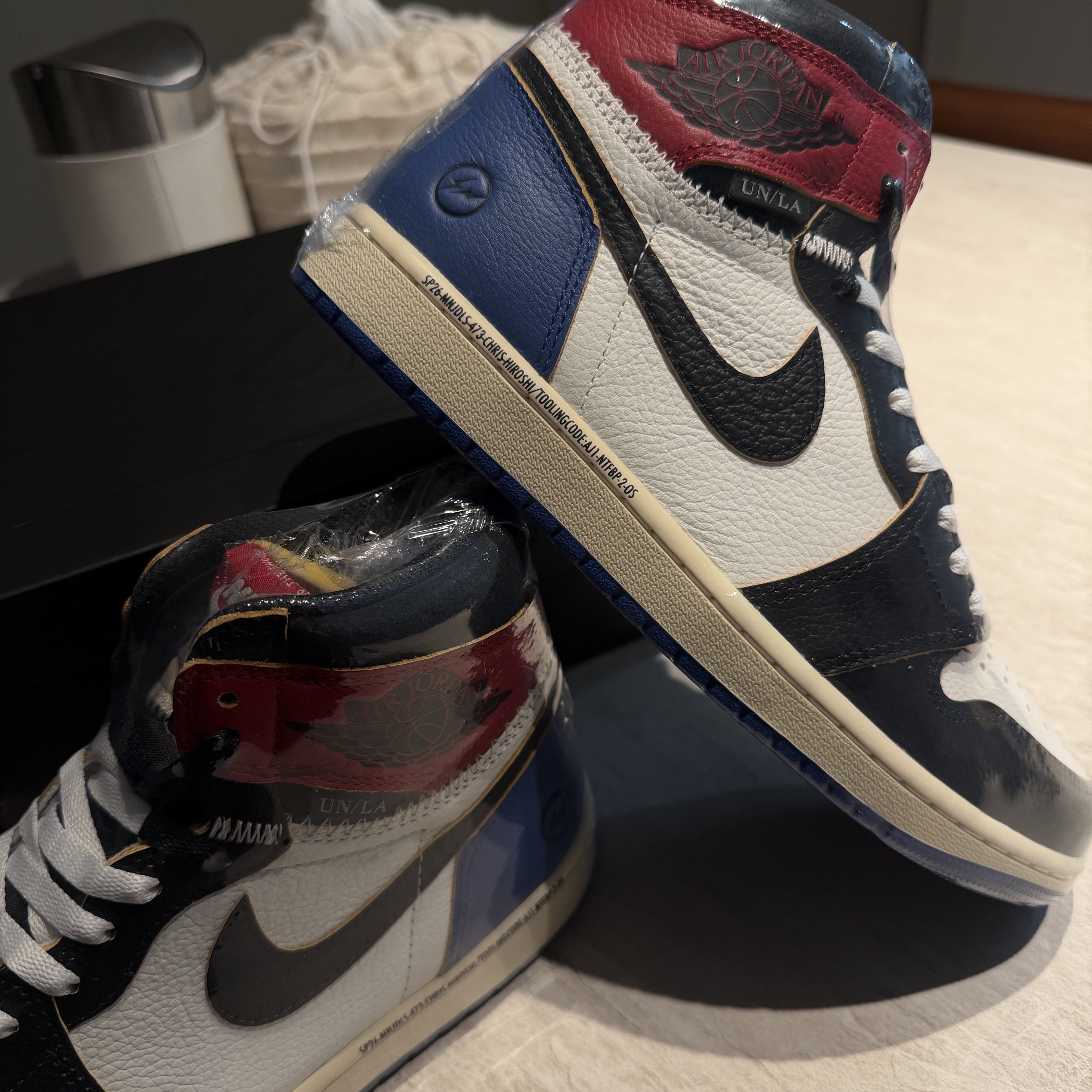 Jordan 1 x Fragment x Union LA Black and Varsity Red 착용 스타일 - 1