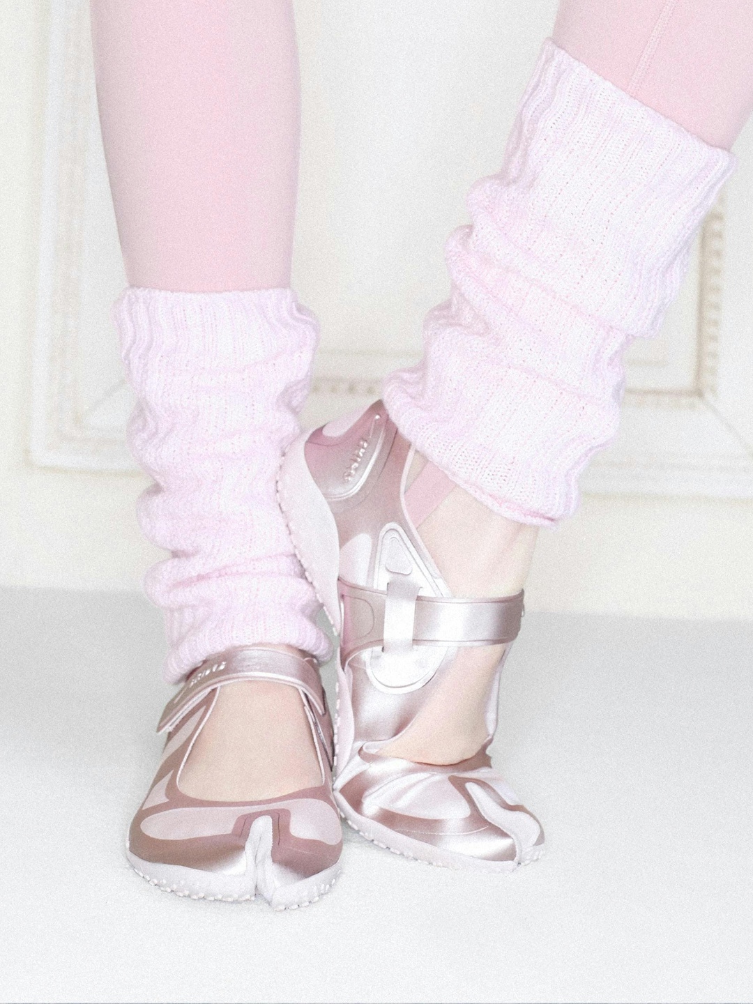 (W) NikeSKIMS Rift Satin Silt Red, (W) NikeSKIMS Rift Mesh Black Dark Smoke Grey 착용 스타일 - 2