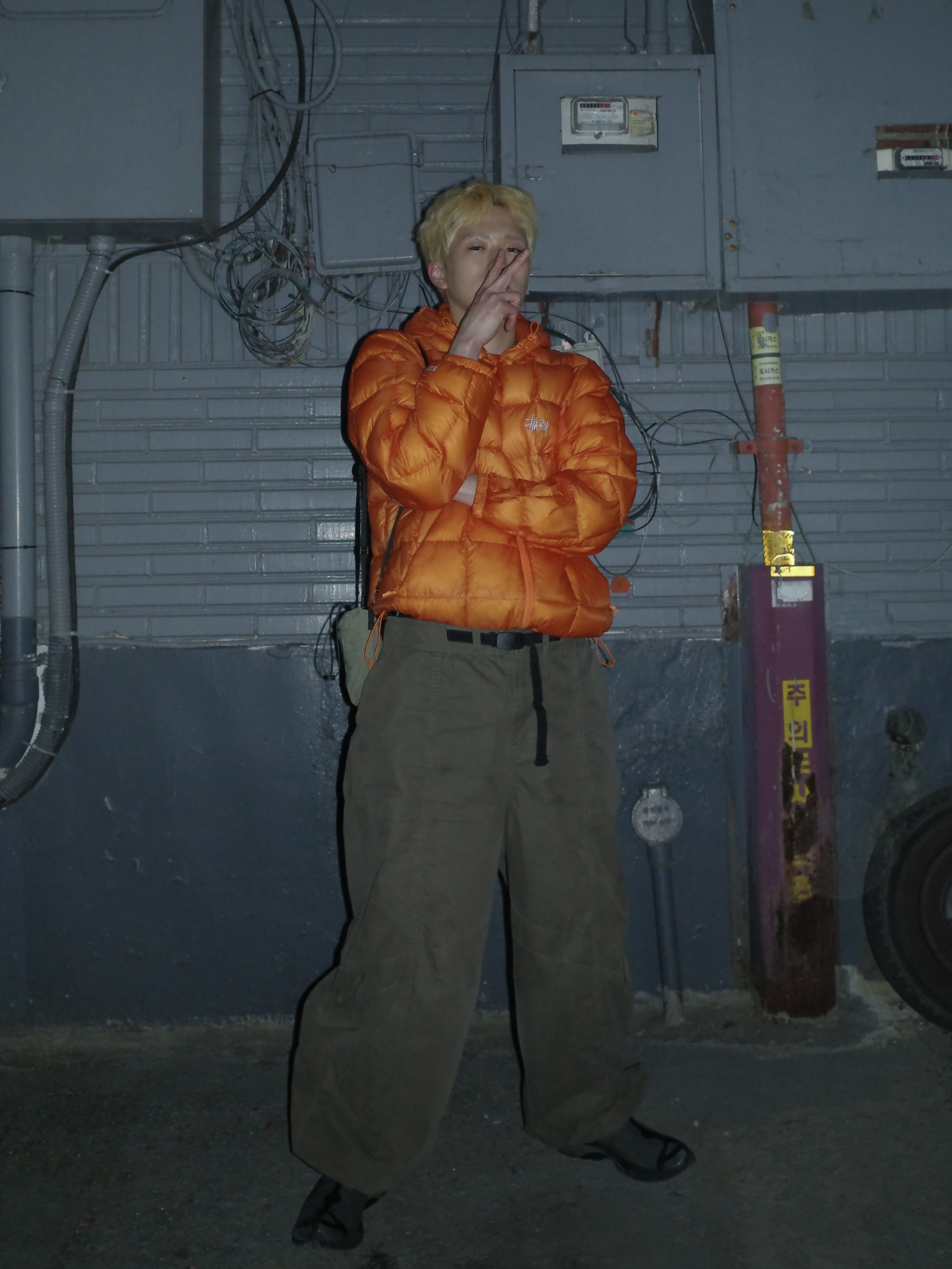Stussy Midweight Hooded Puffer Orange, Asics x Vivienne Westwood Gel-Kayano 27 LTX Black 착용 스타일 - 1