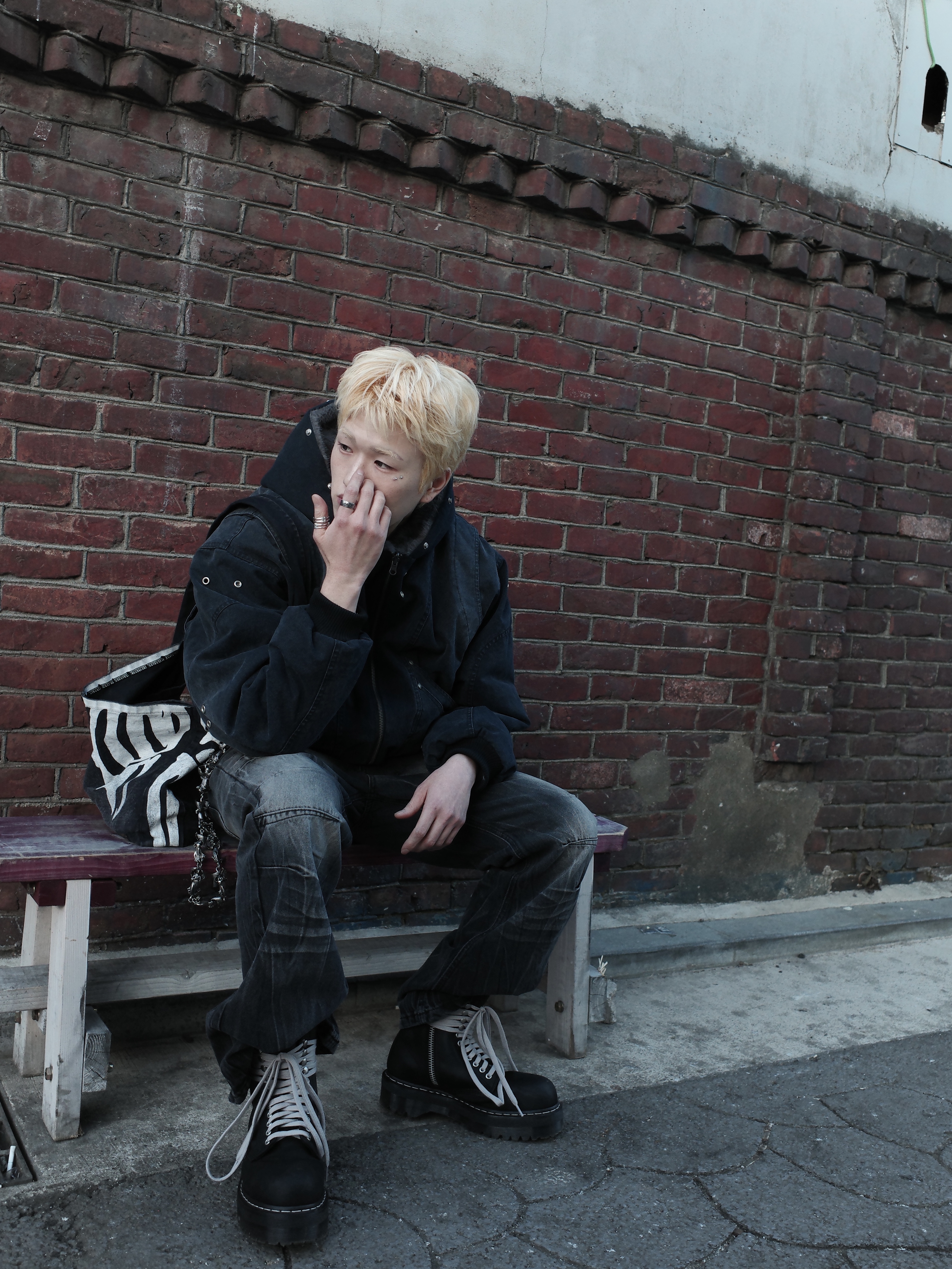 Dr. Martens x Rick Owens Quad Sole Steel Toe Boots Black, Kapital 14 oz. Denim Bone Print Book Bag Black 착용 스타일 - 4