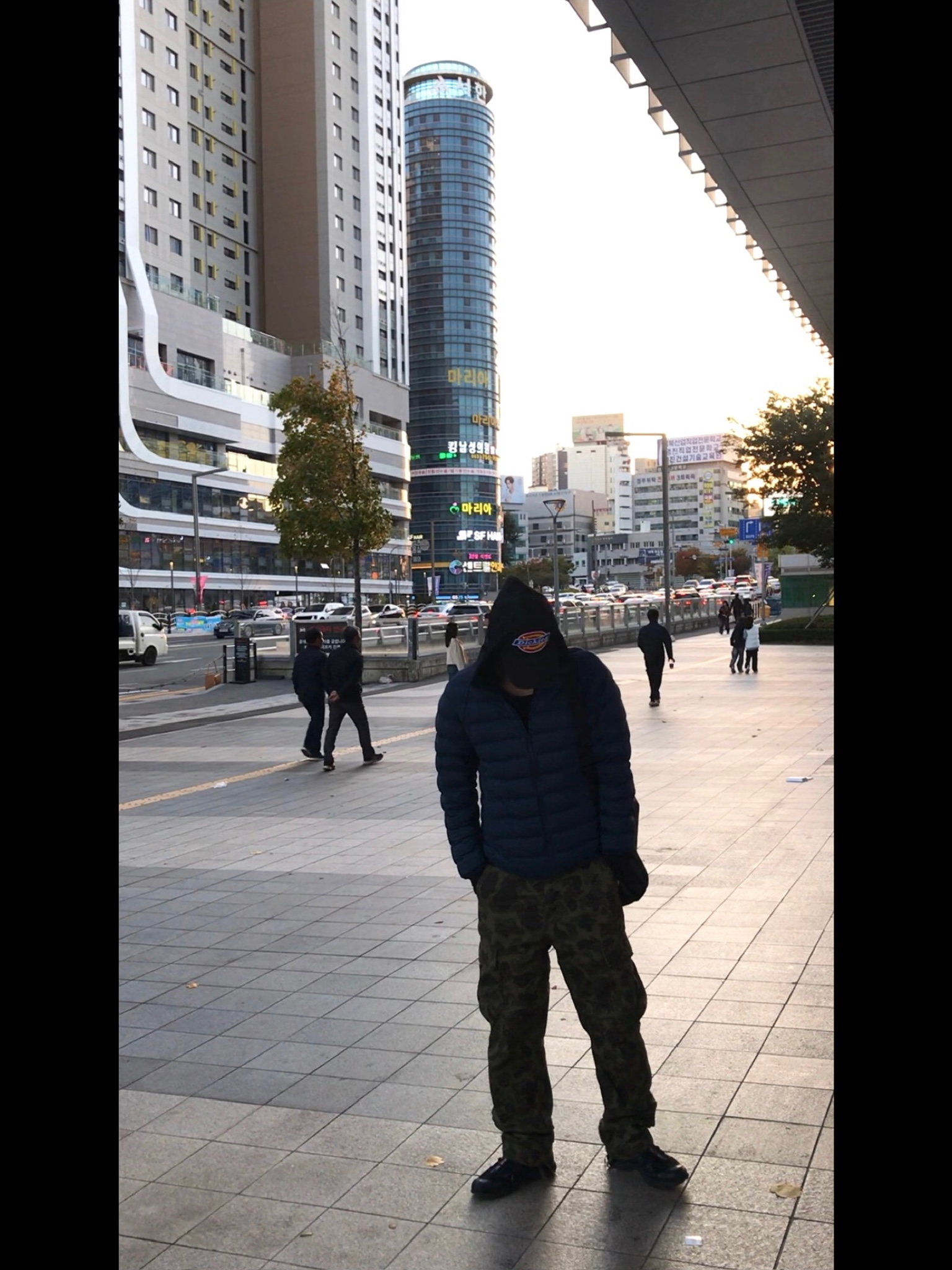 Carhartt WIP Duck Camo Cargo Pants Green Office Green Garment Dyed, Salomon XT-6 ADV Black 착용 스타일 - 3