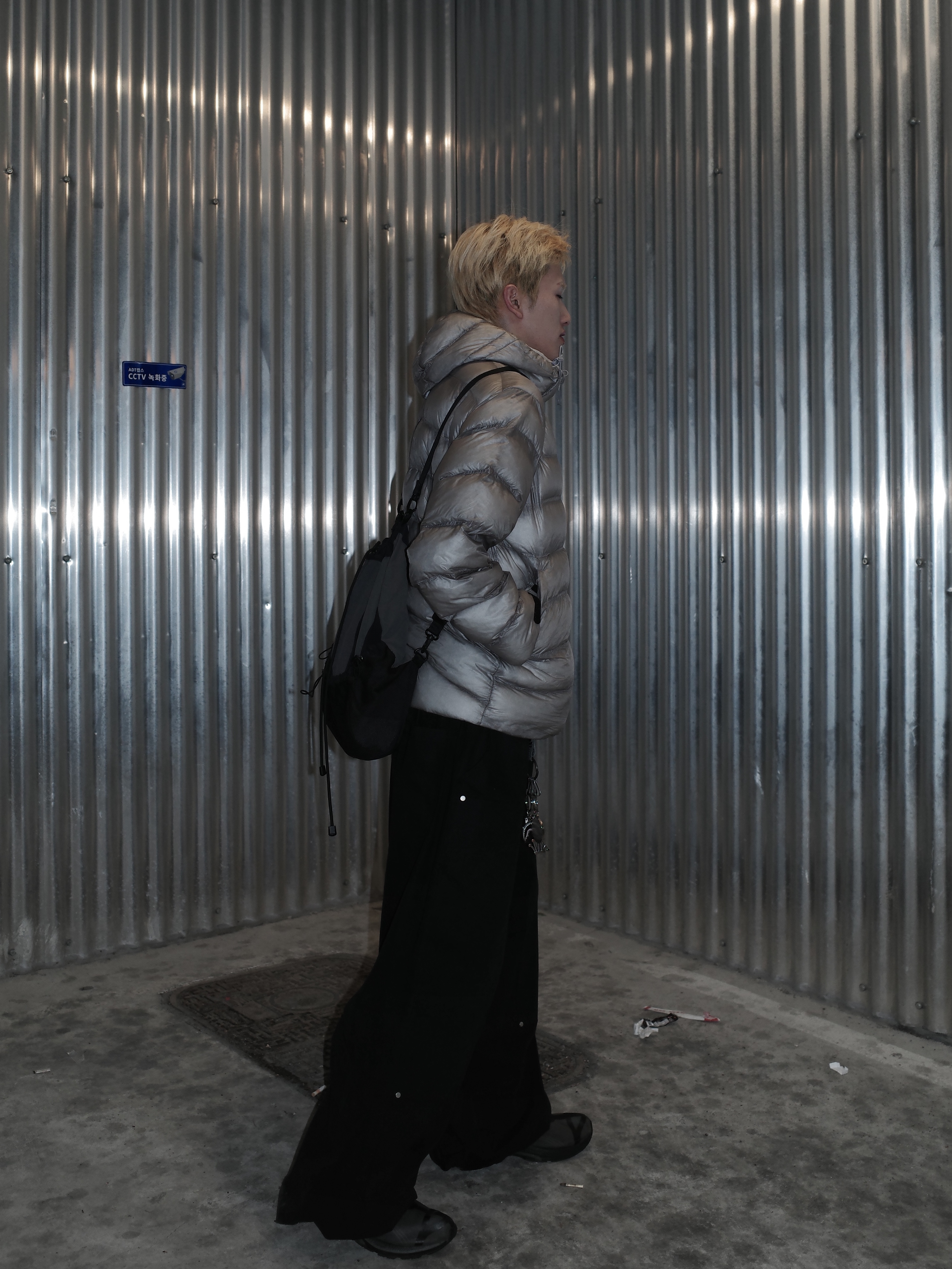 Salomon UNI Cross Insulation Jacket Light Grey, Asics x Vivienne Westwood Gel-Kayano 27 LTX Black 착용 스타일 - 3