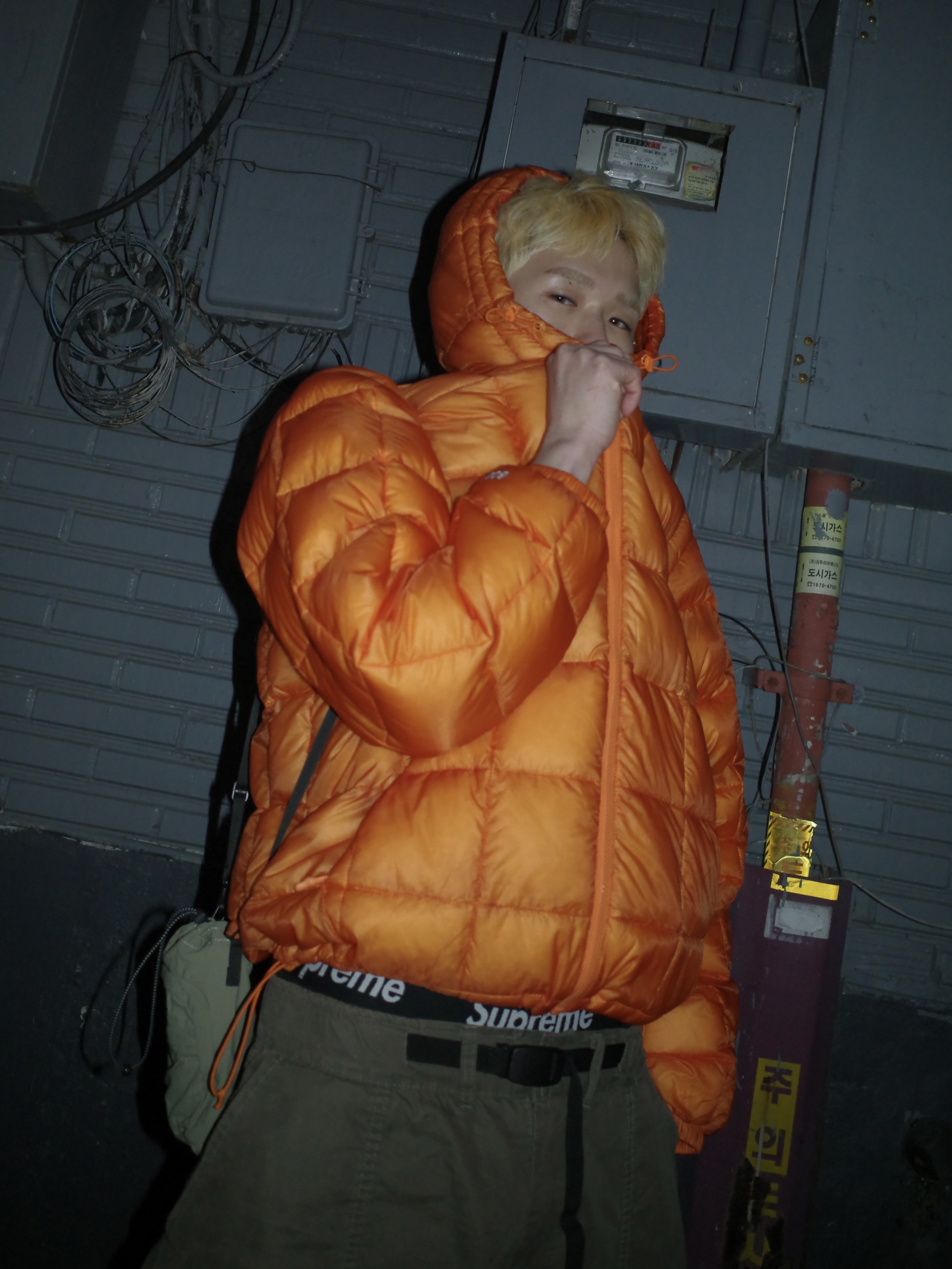 Stussy Midweight Hooded Puffer Orange, Asics x Vivienne Westwood Gel-Kayano 27 LTX Black 착용 스타일 - 5