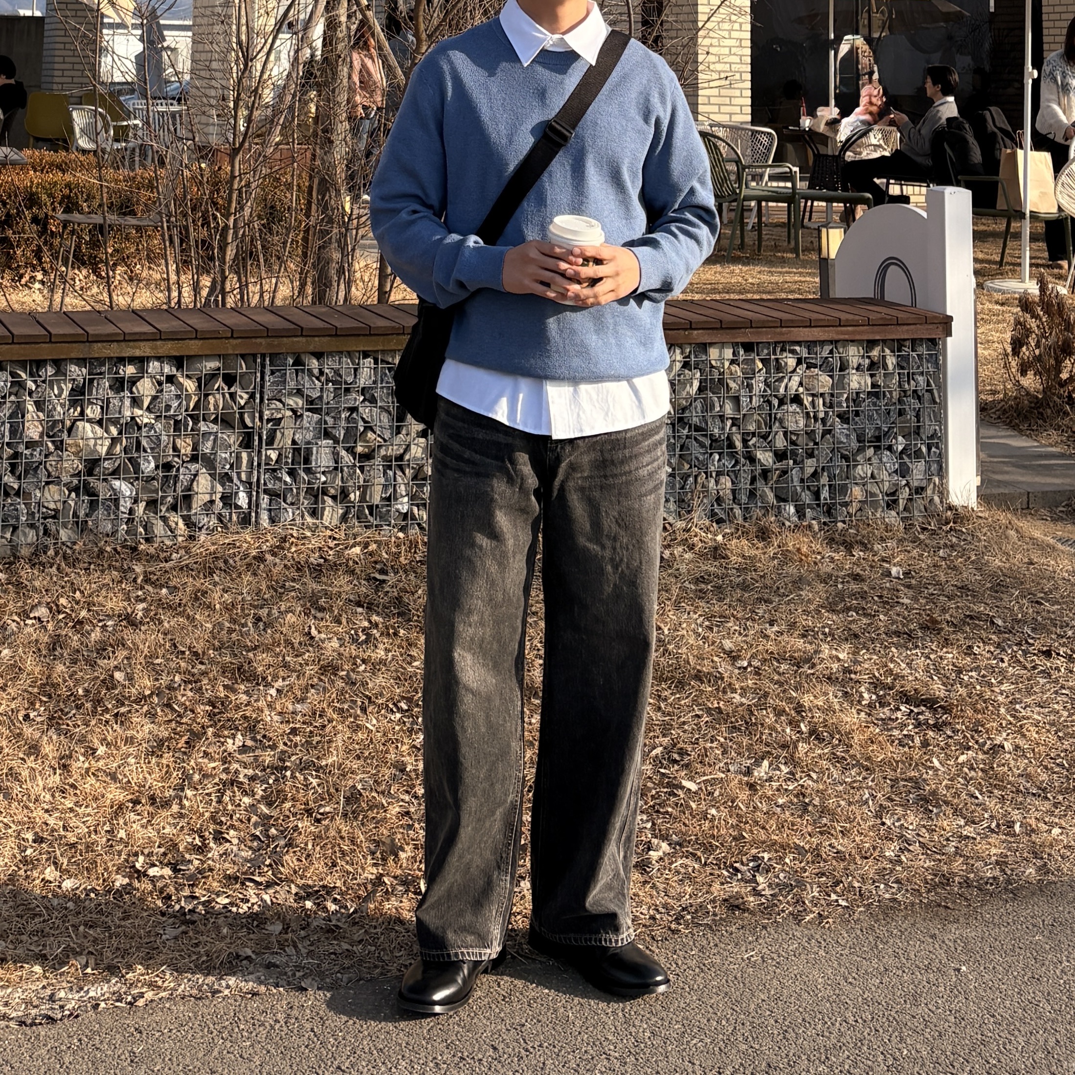 POSTMAN T-3 Derby Black, Uniqlo Multi Pocket Shoulder Bag Black 착용 스타일 - 4