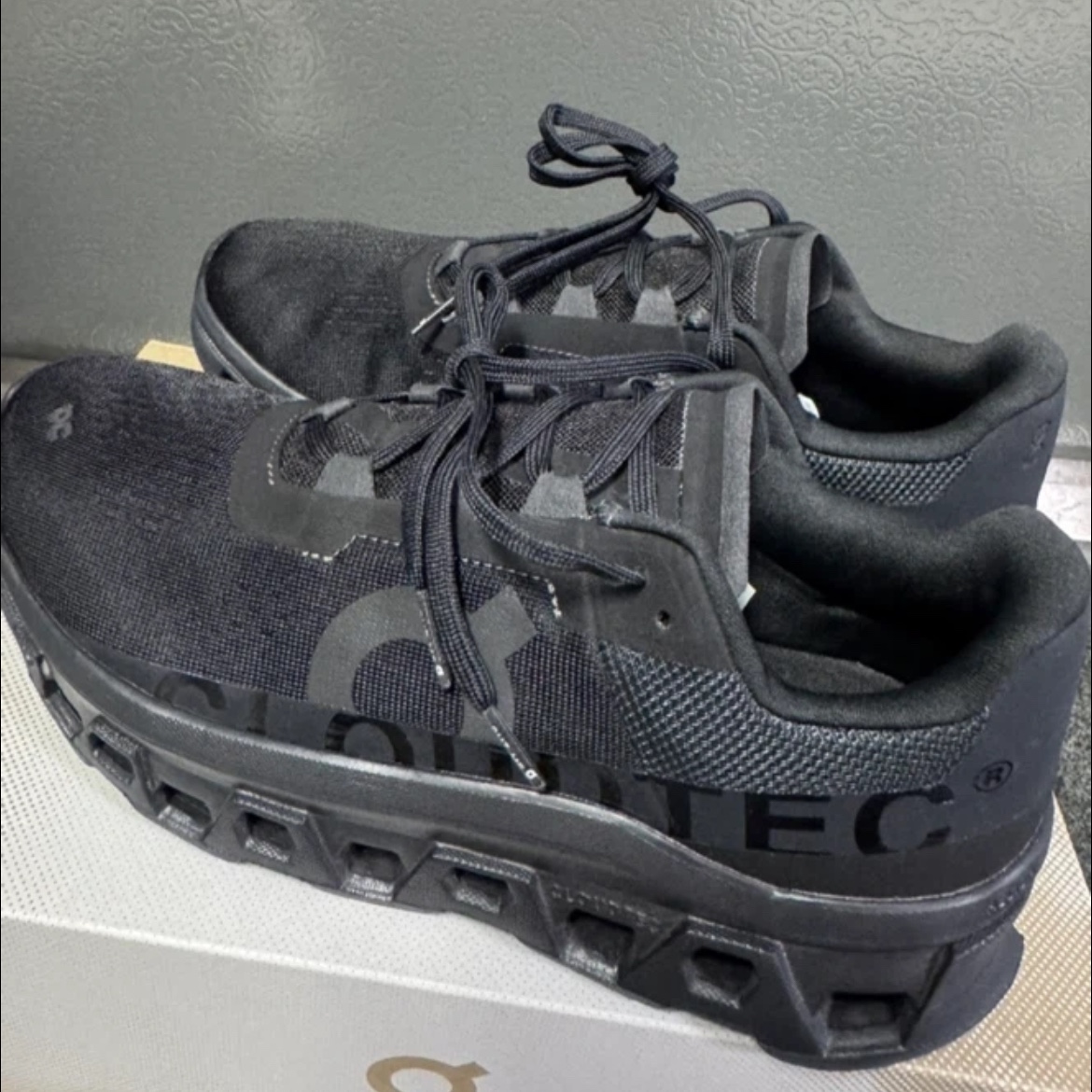 On Running Cloudmonster All Black 착용 스타일
