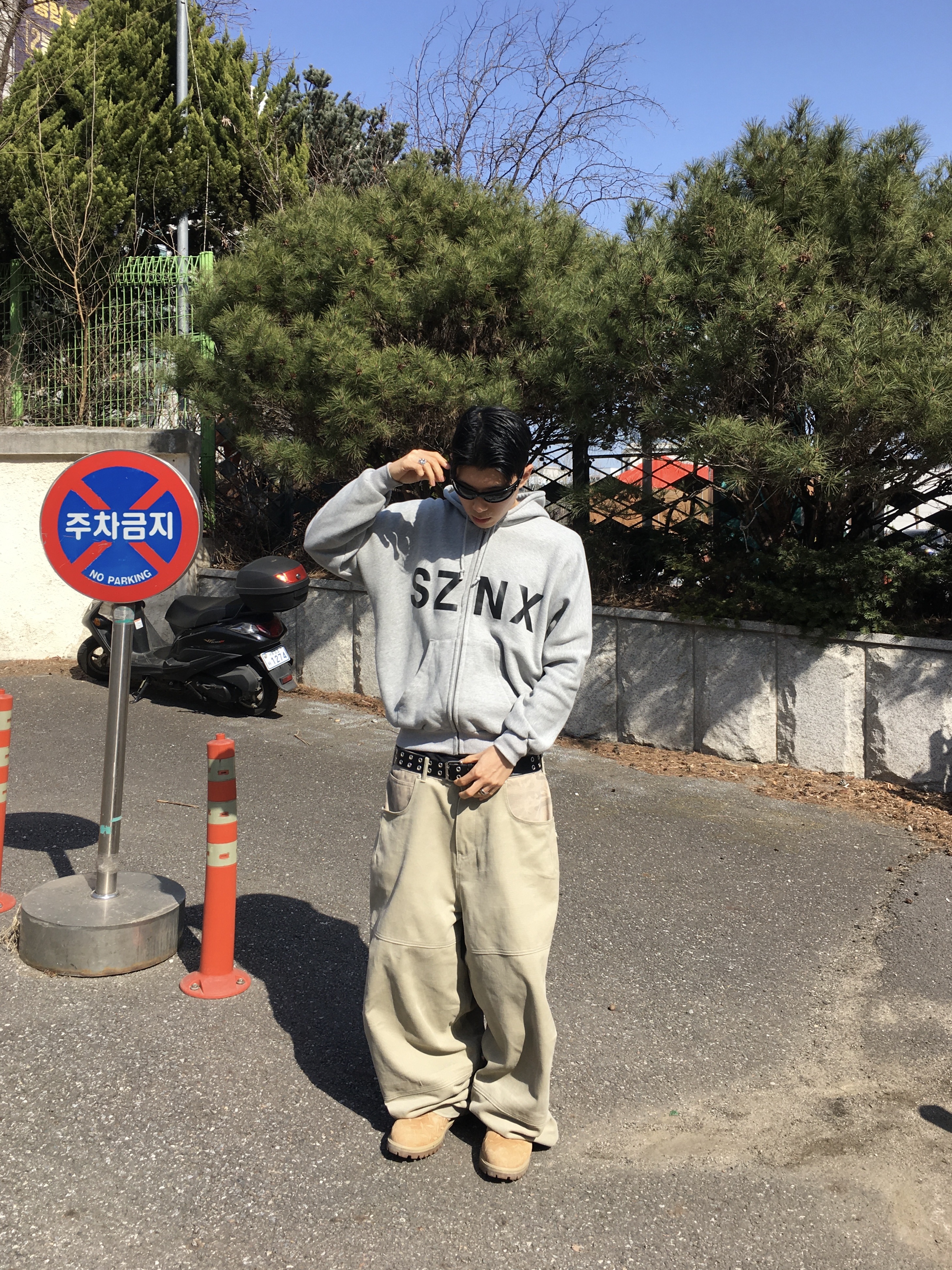 Yeezy HD-10 Grey - Korea Limited, Timberland x Supreme Diamond Plate 6 Inch Premium Waterproof Boot Wheat - 23FW - Medium 착용 스타일 - 2