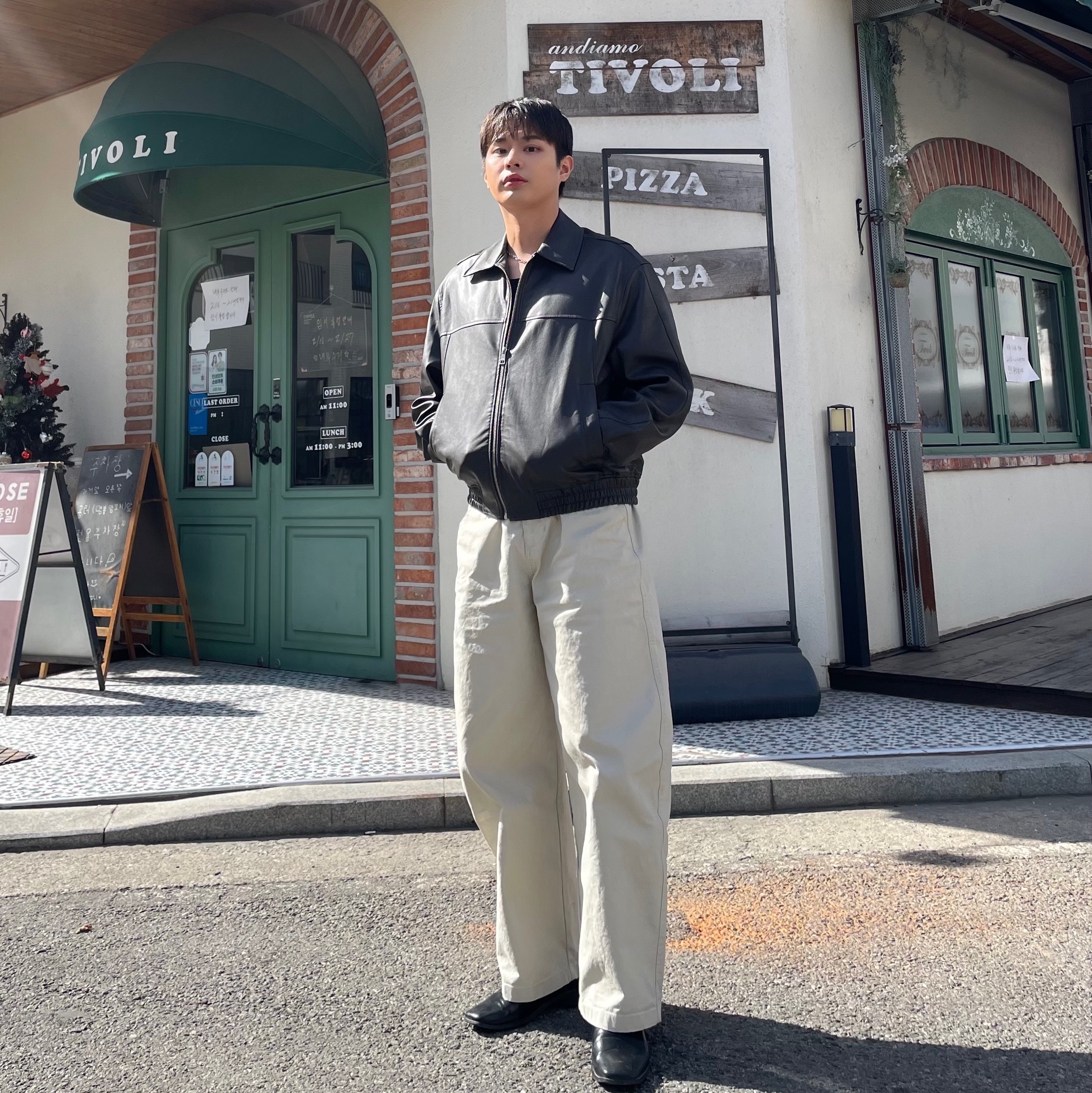 Millo Archive Reflect Curved Chino Pants Beige, Aakam Thorn Patch Sleeveless Black 착용 스타일 - 2