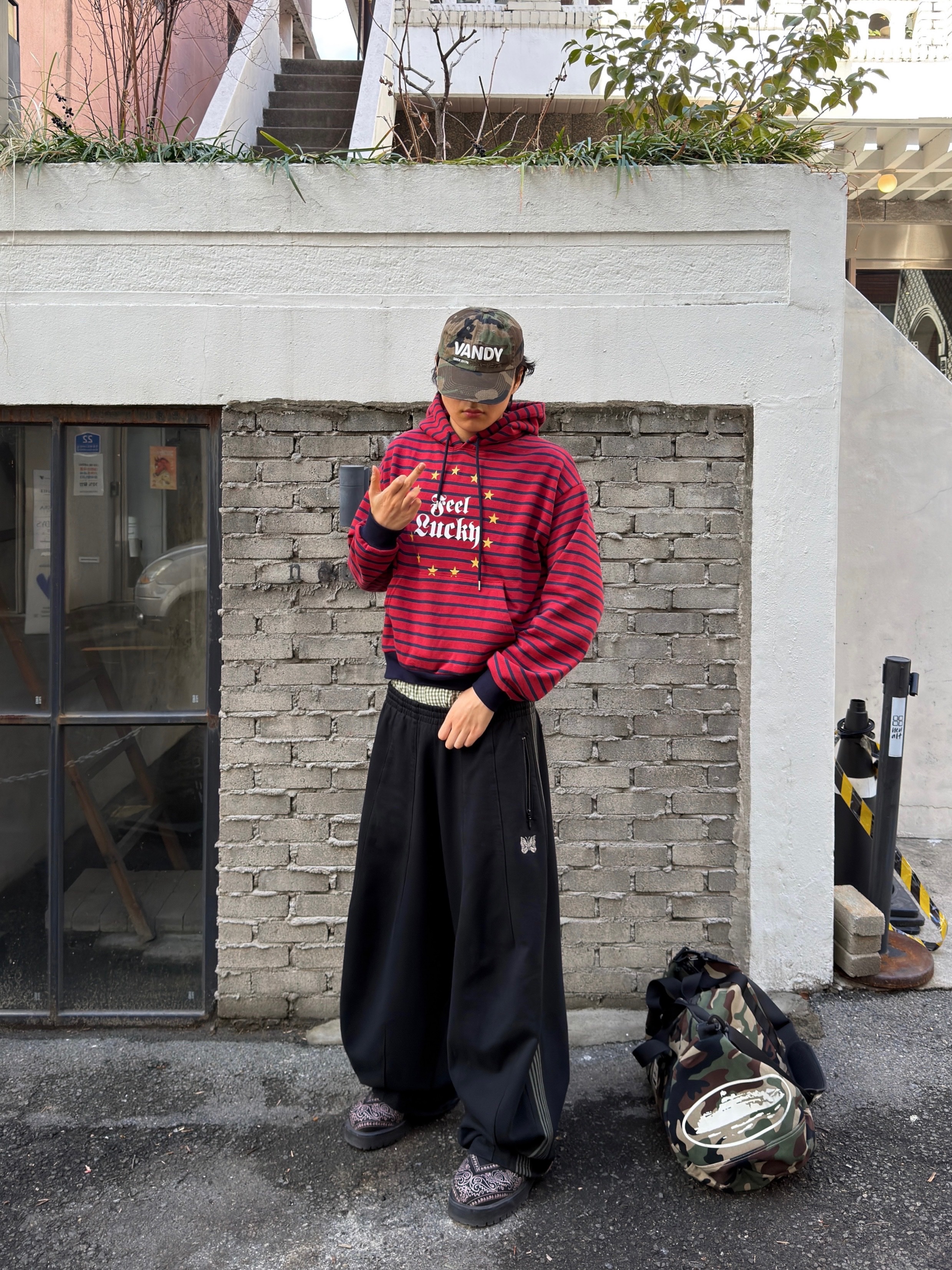 Needles x LHP H.D. Track Pants Black 착용 스타일 - 1