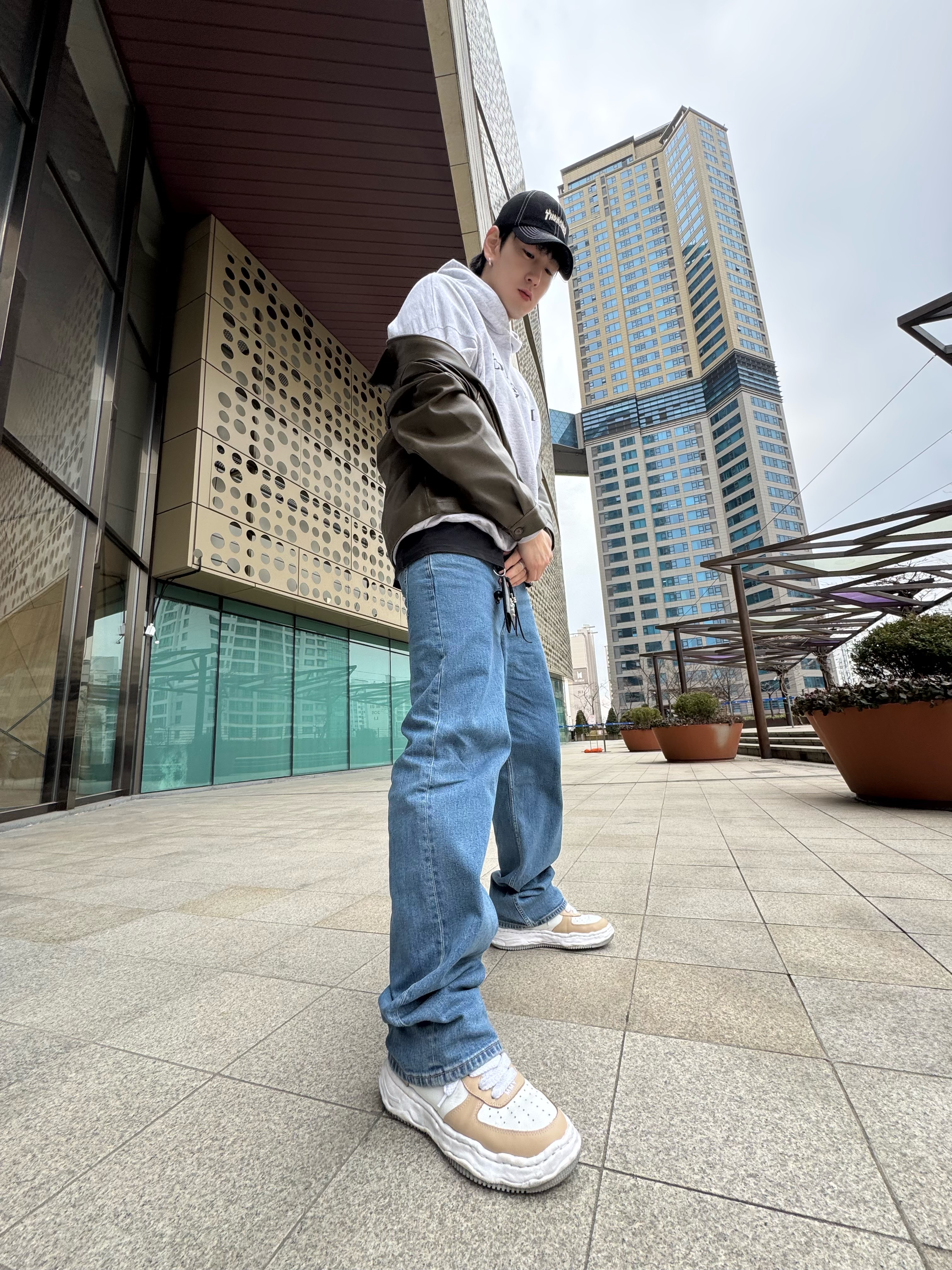 Maison Mihara Yasuhiro Wayne OG Sole Leather Low-top Sneakers Beige White, Yeezy x Gosha Rubchinskiy YZY Black Dogs Hoodie Heather Grey 착용 스타일 - 5
