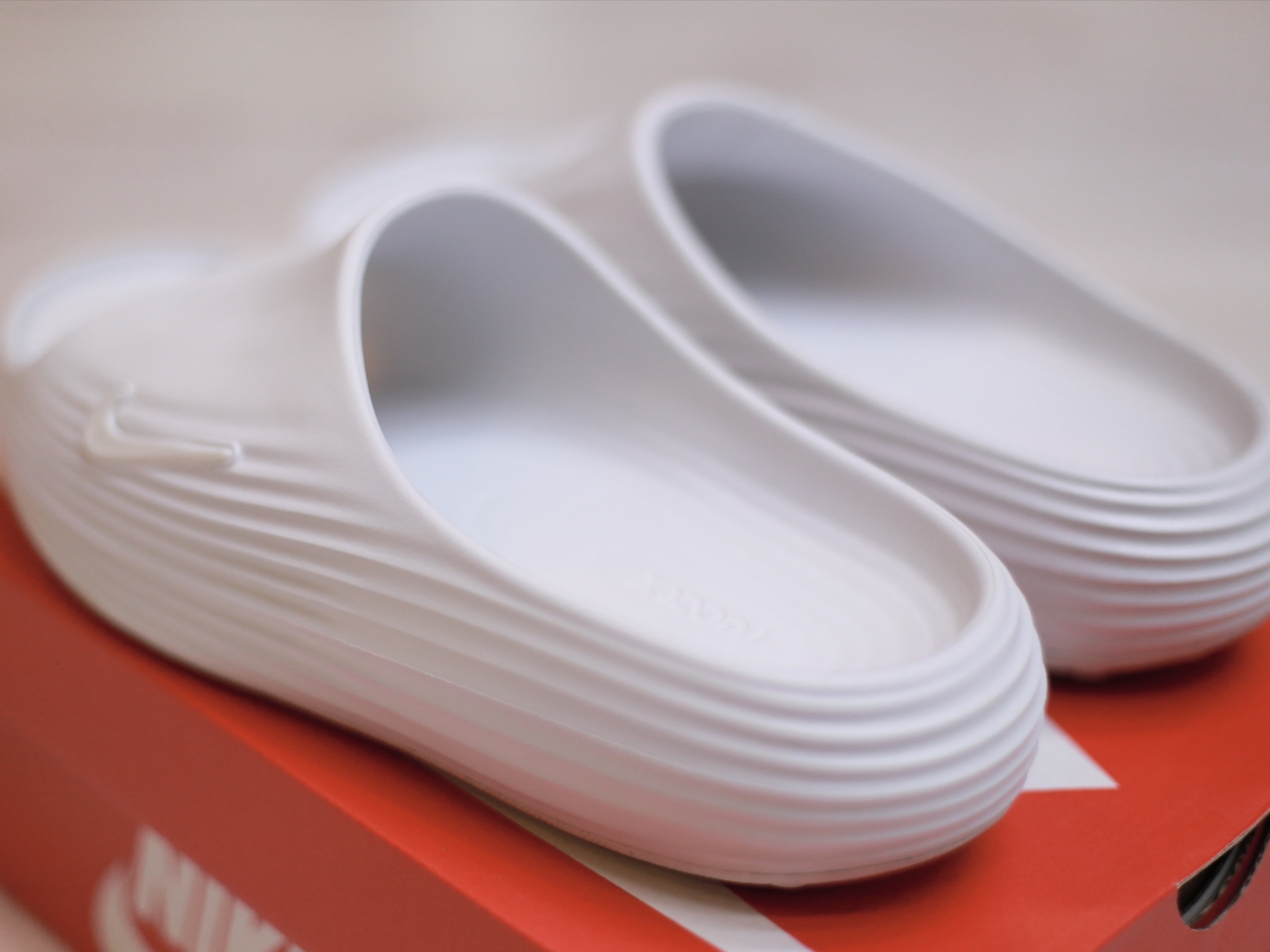 Nike ReactX Rejuven8 Slide Summit White 착용 스타일 - 3