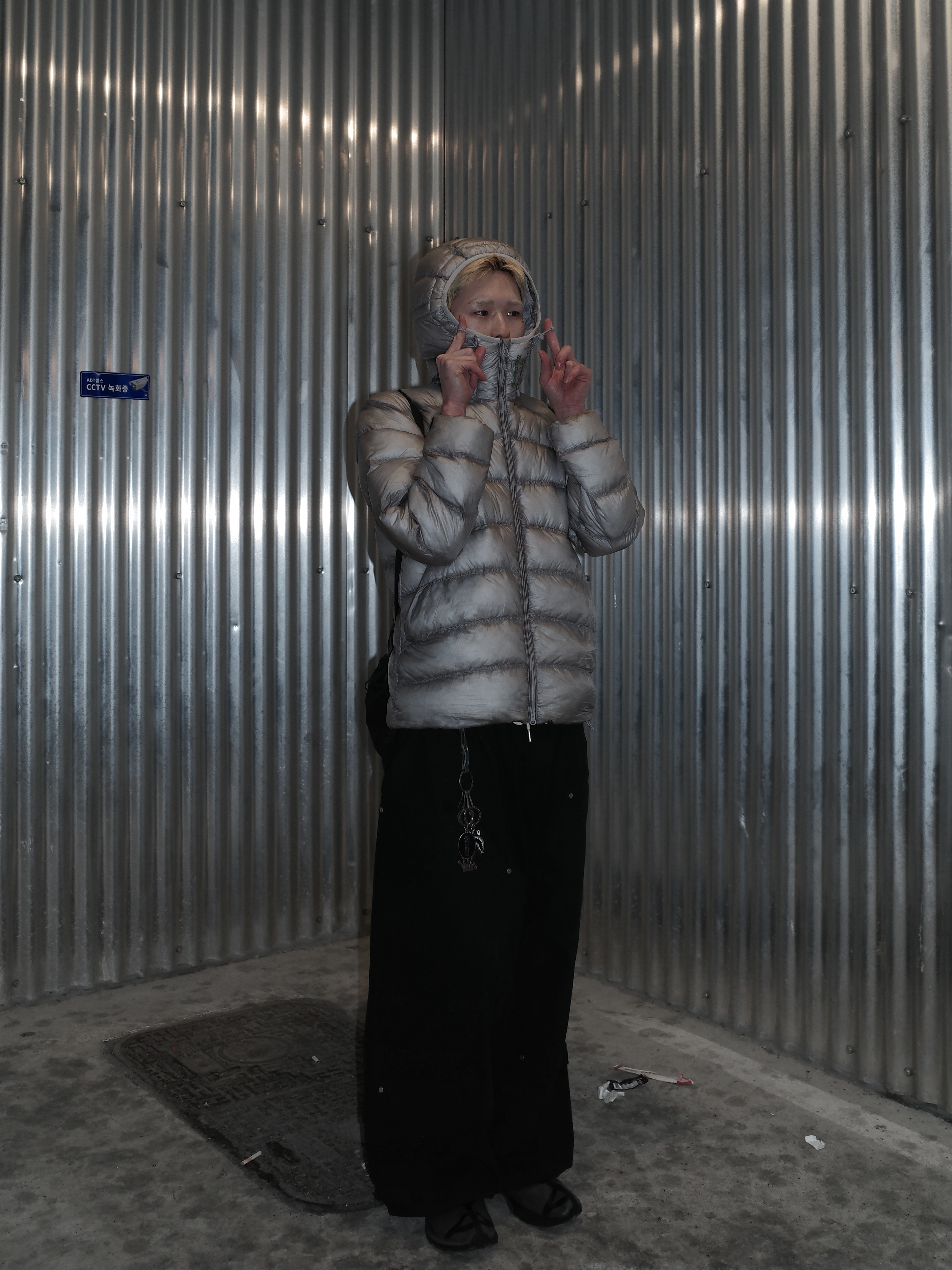 Salomon UNI Cross Insulation Jacket Light Grey, Asics x Vivienne Westwood Gel-Kayano 27 LTX Black 착용 스타일 - 5