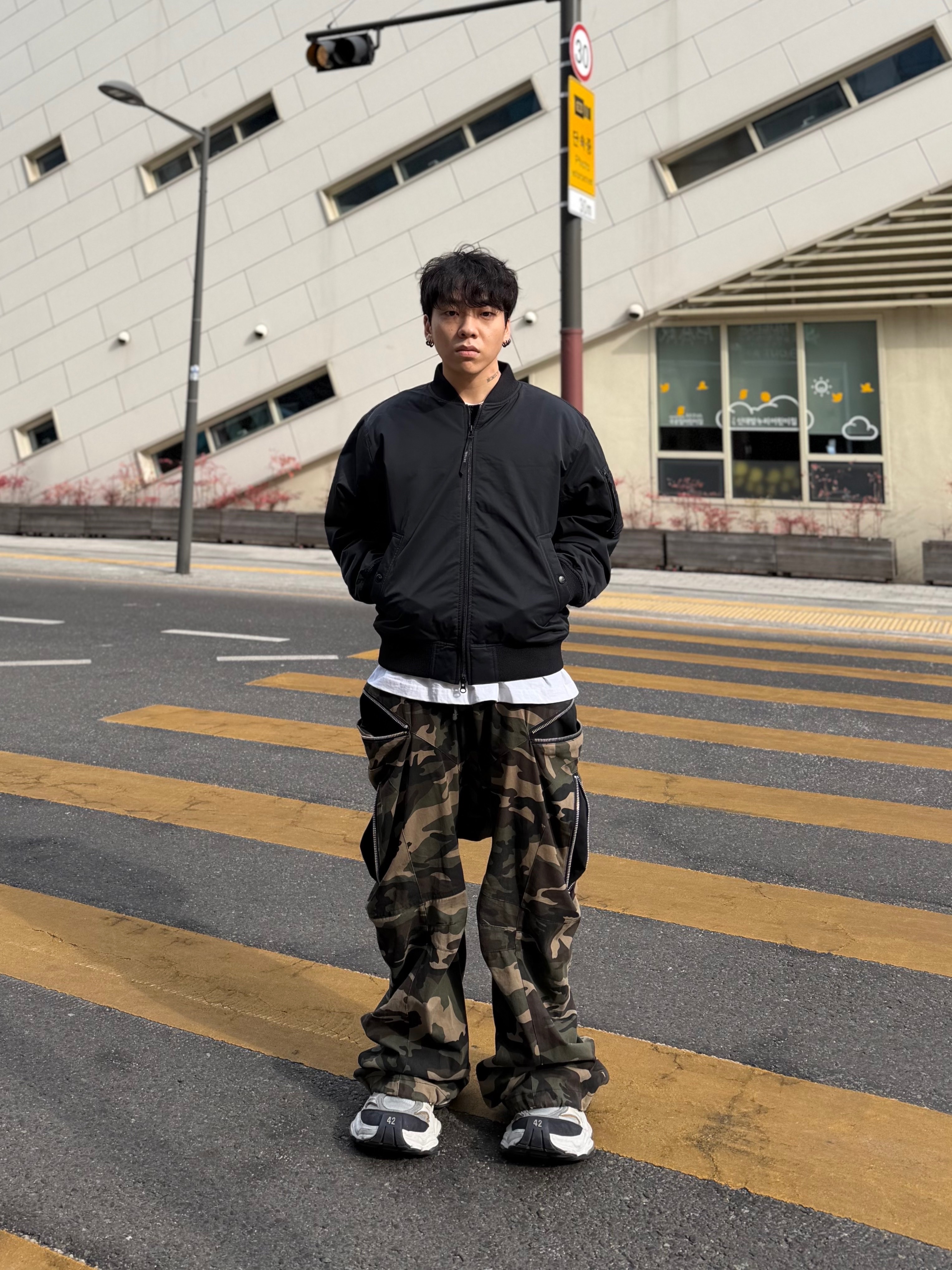 [KREAM 단독] ROARINGRAD Zipper Sagging Pants Nylon Ver. Black, Balenciaga Cargo Sneakers White Grey 착용 스타일 - 2