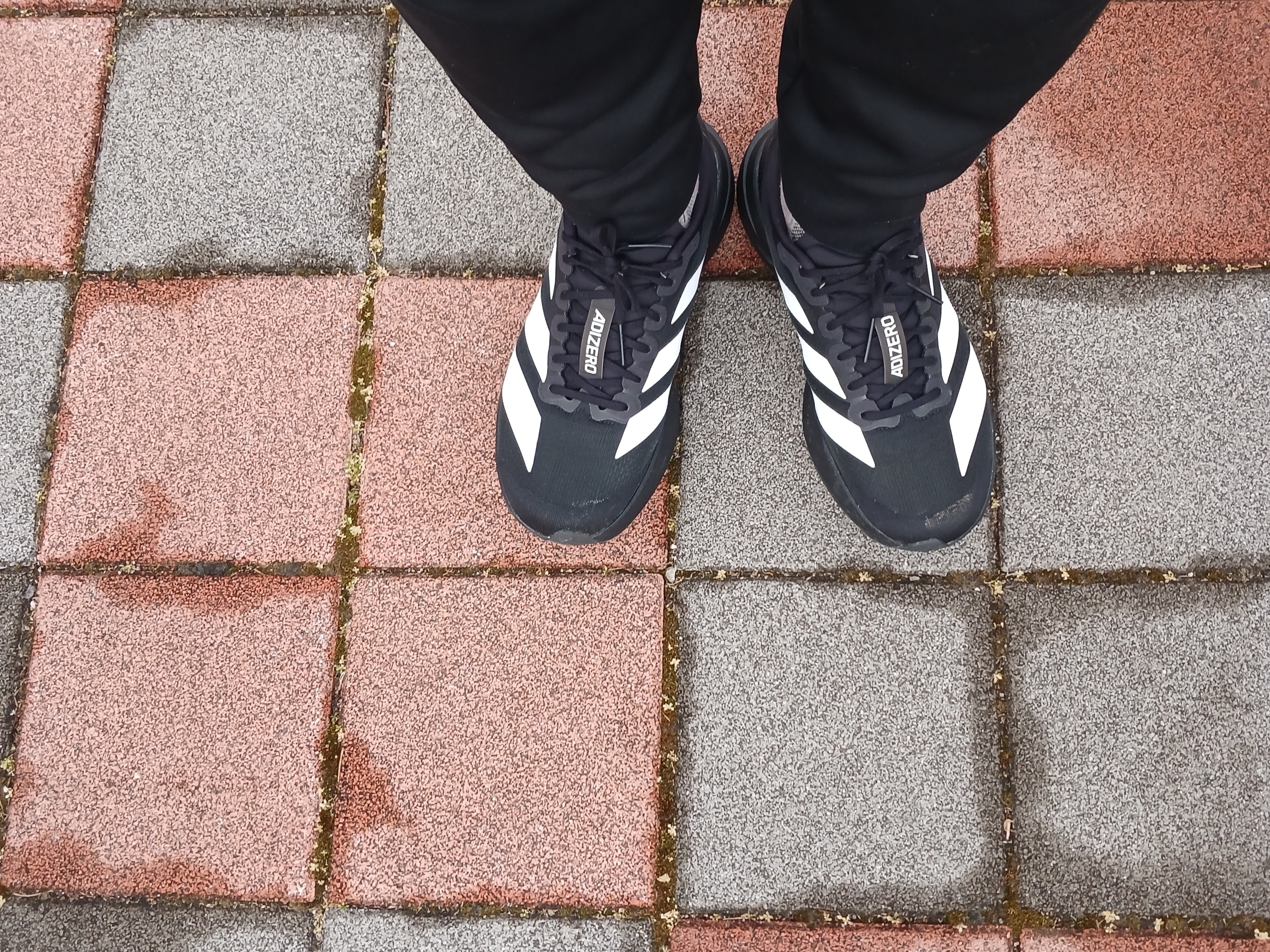 Adidas Adizero EVO SL Core Black Cloud White 착용 스타일