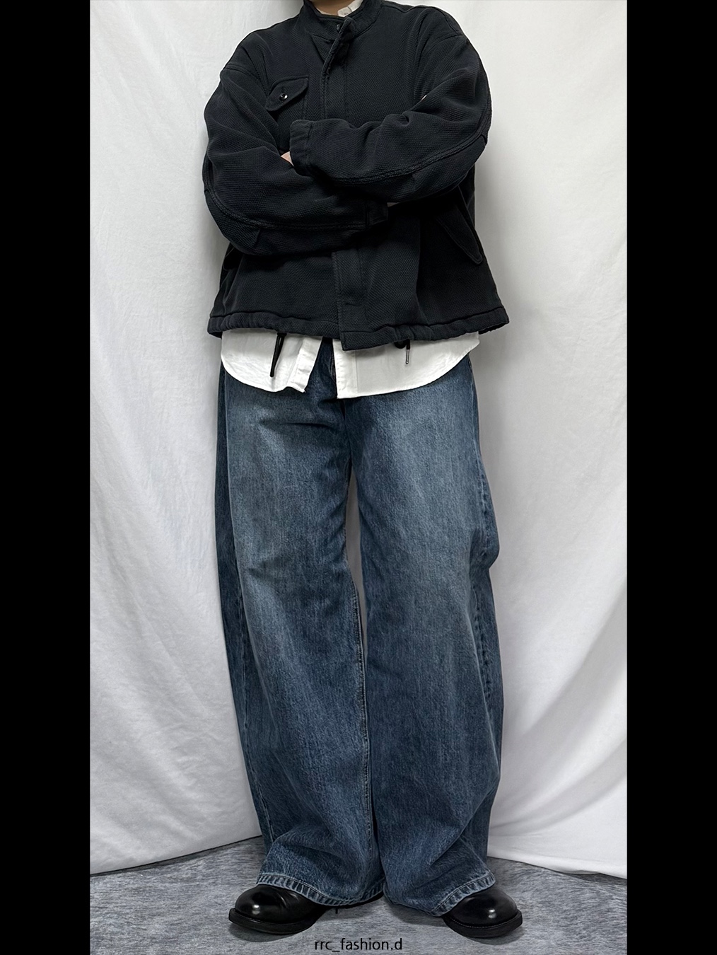 Hatchingroom Wide Curve Jeans Washed Blue 착용 스타일 - 3