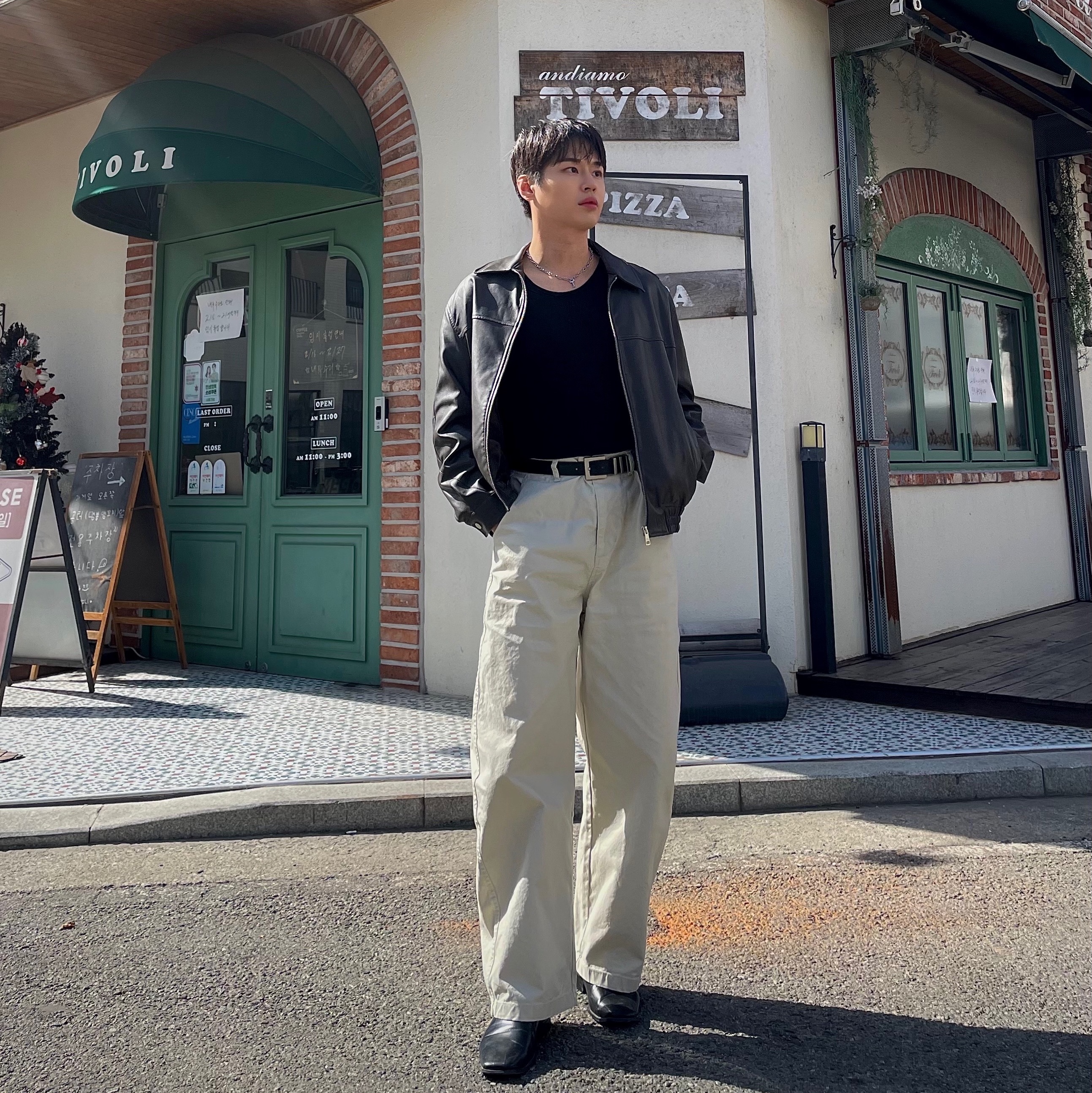 Millo Archive Reflect Curved Chino Pants Beige, Aakam Thorn Patch Sleeveless Black 착용 스타일 - 5