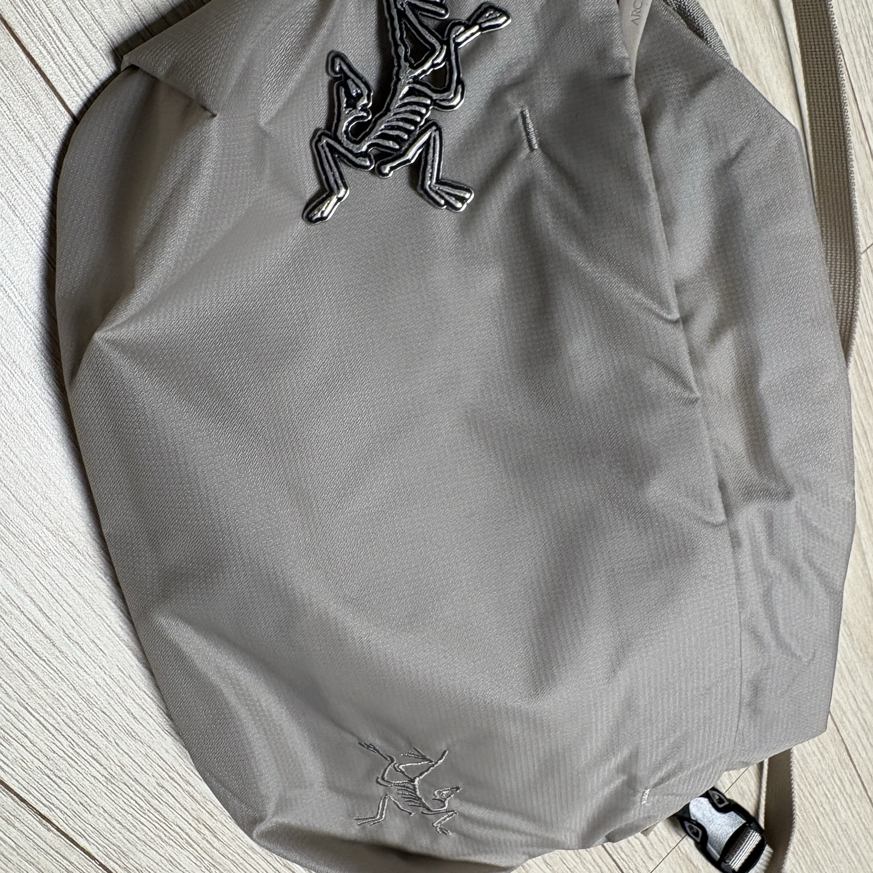 Arc'teryx Keyring Metal, Arc'teryx Heliad 6 Crossbody Bag Rune 착용 스타일