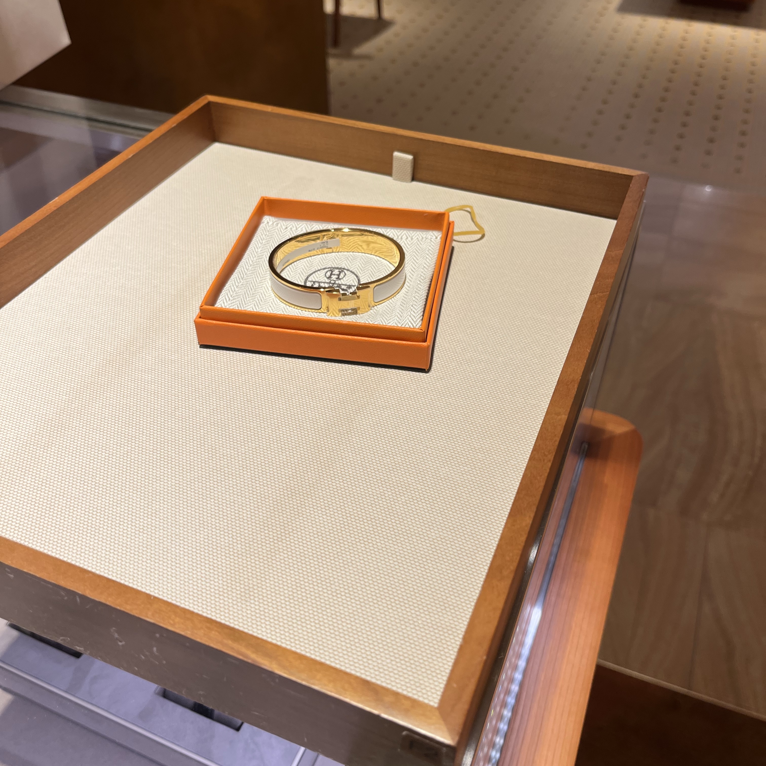 (W) Hermes Clic H Bracelet Gold & Blanc 착용 스타일