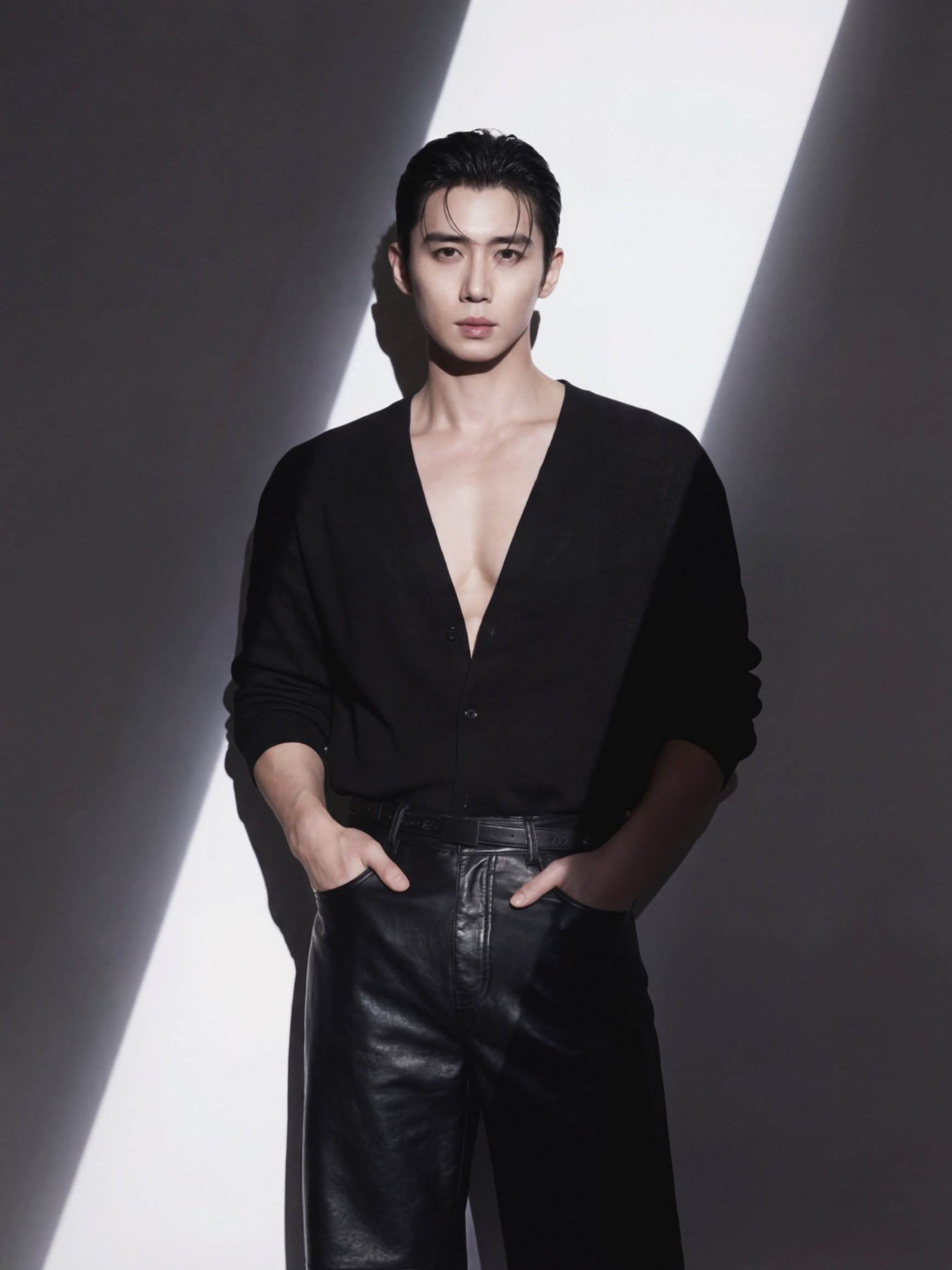 Haleine Faux Leather Relaxed Bootcut Pants Black (XB104) 착용 스타일