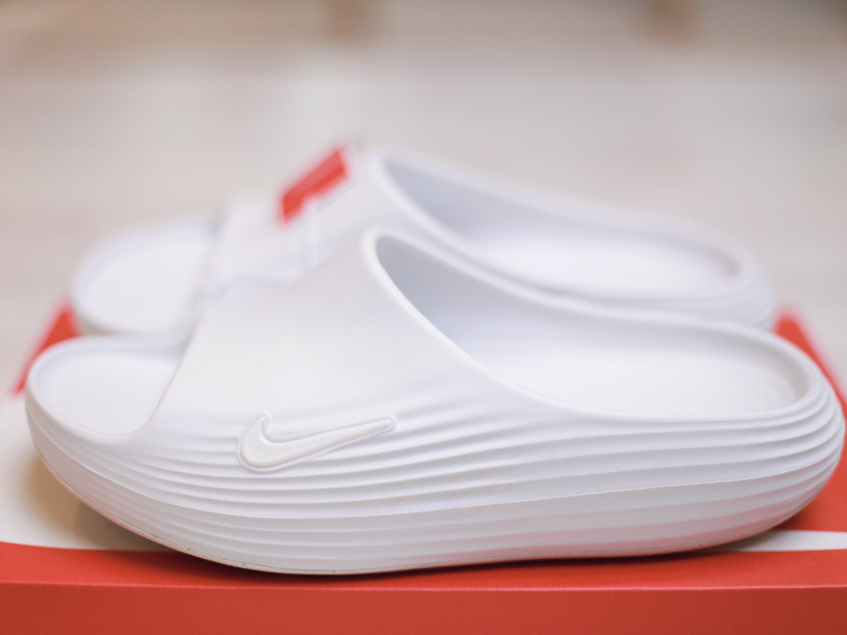 Nike ReactX Rejuven8 Slide Summit White 착용 스타일 - 1