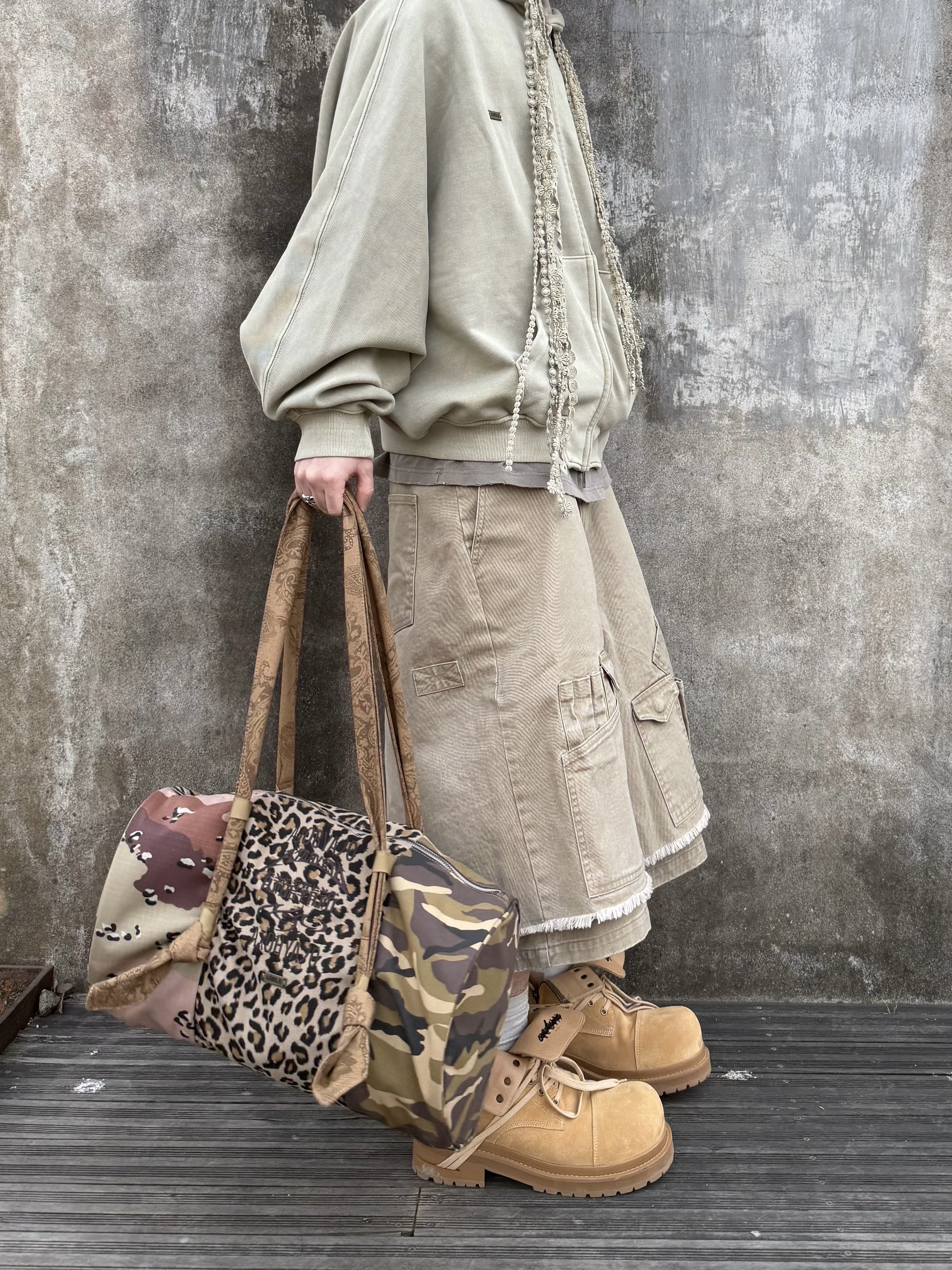 Supreme x True Religion Earflap 5-Panel Dirty Indigo - 25FW, AJOBYAJO Washed Layered Cargo Skirt Shorts Beige 착용 스타일 - 6