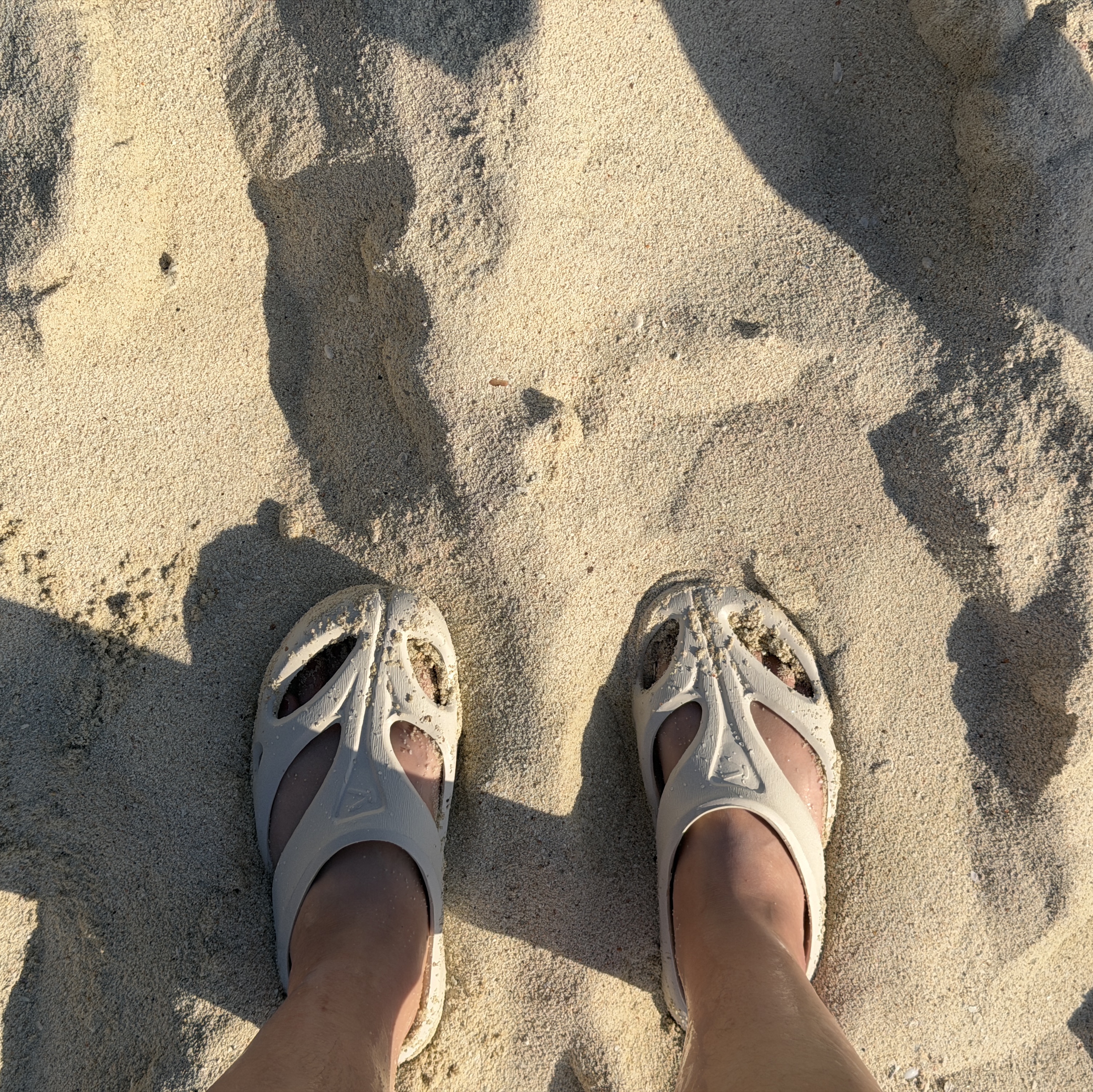 (W) Keen Shanti Clog White Latte 착용 스타일 - 1