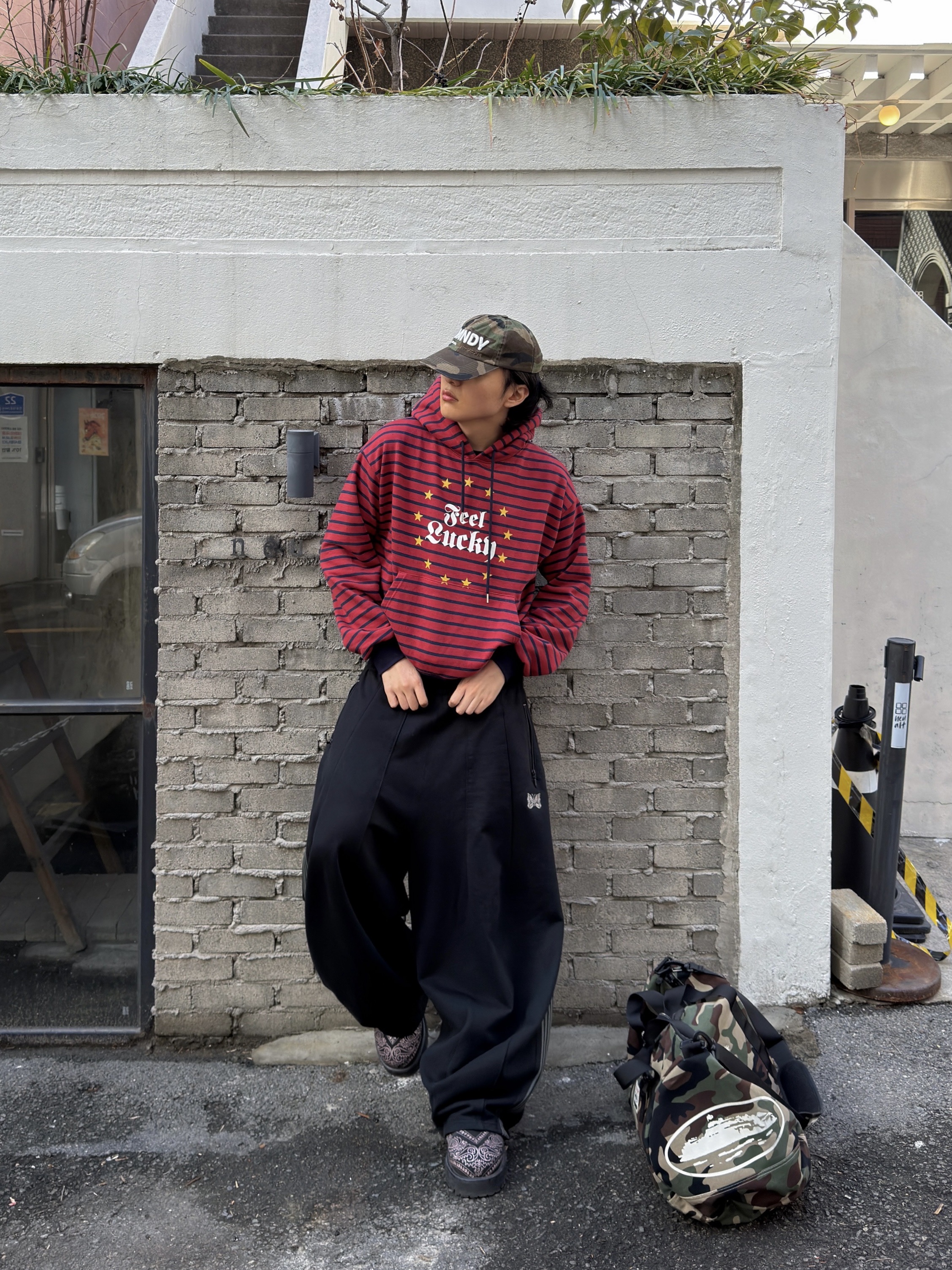 Needles x LHP H.D. Track Pants Black 착용 스타일 - 4