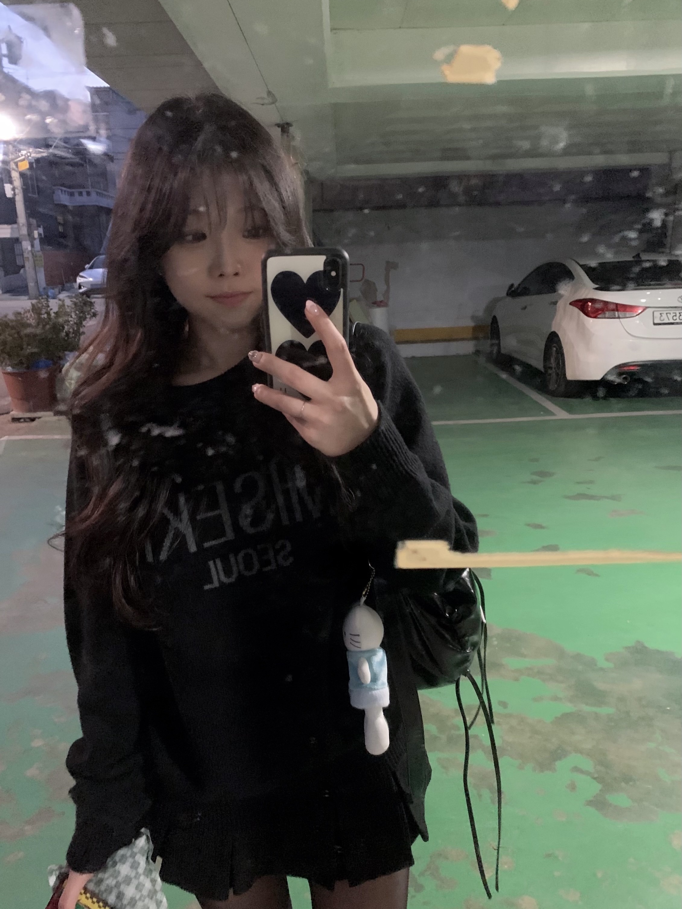 Matin Kim Half Shirring Ribbon Round Bag Black 착용 스타일 - 1